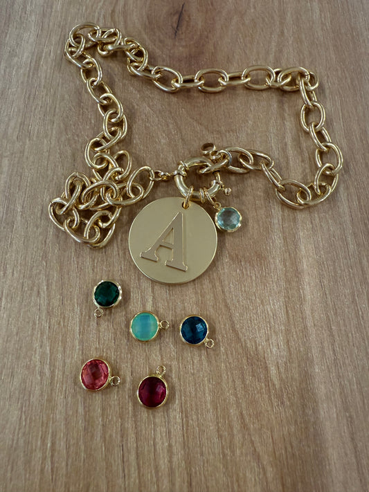 COLLAR CADENA CON LETRA Y BRILLANTE DORADO