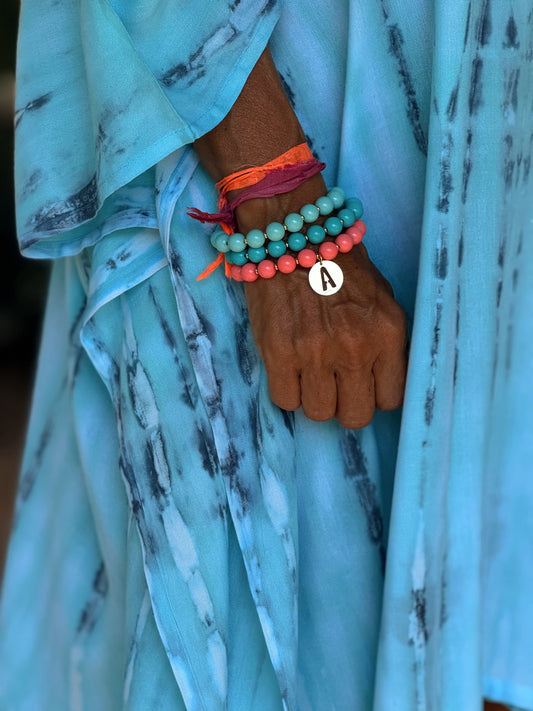 PULSERAS CON MEDALLA PERLAS MULTICOLOR