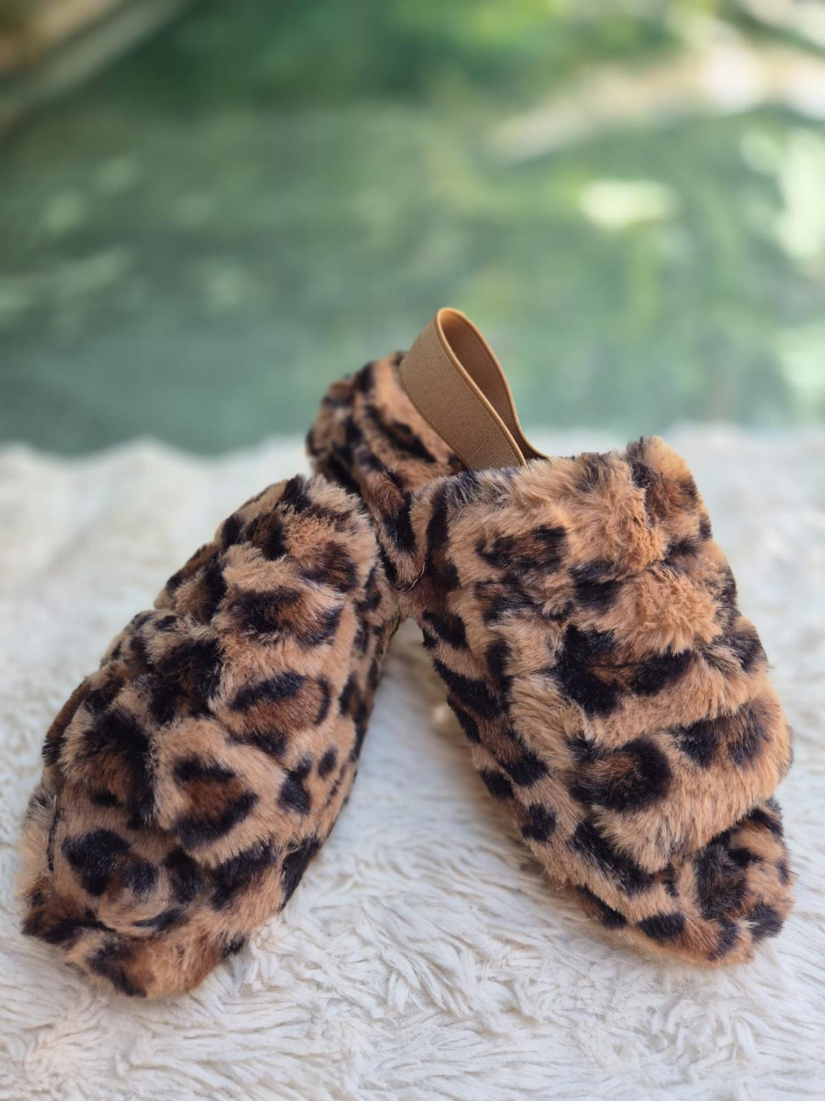 SANDALIA CON PELO SINTÉTICO LEOPARDO