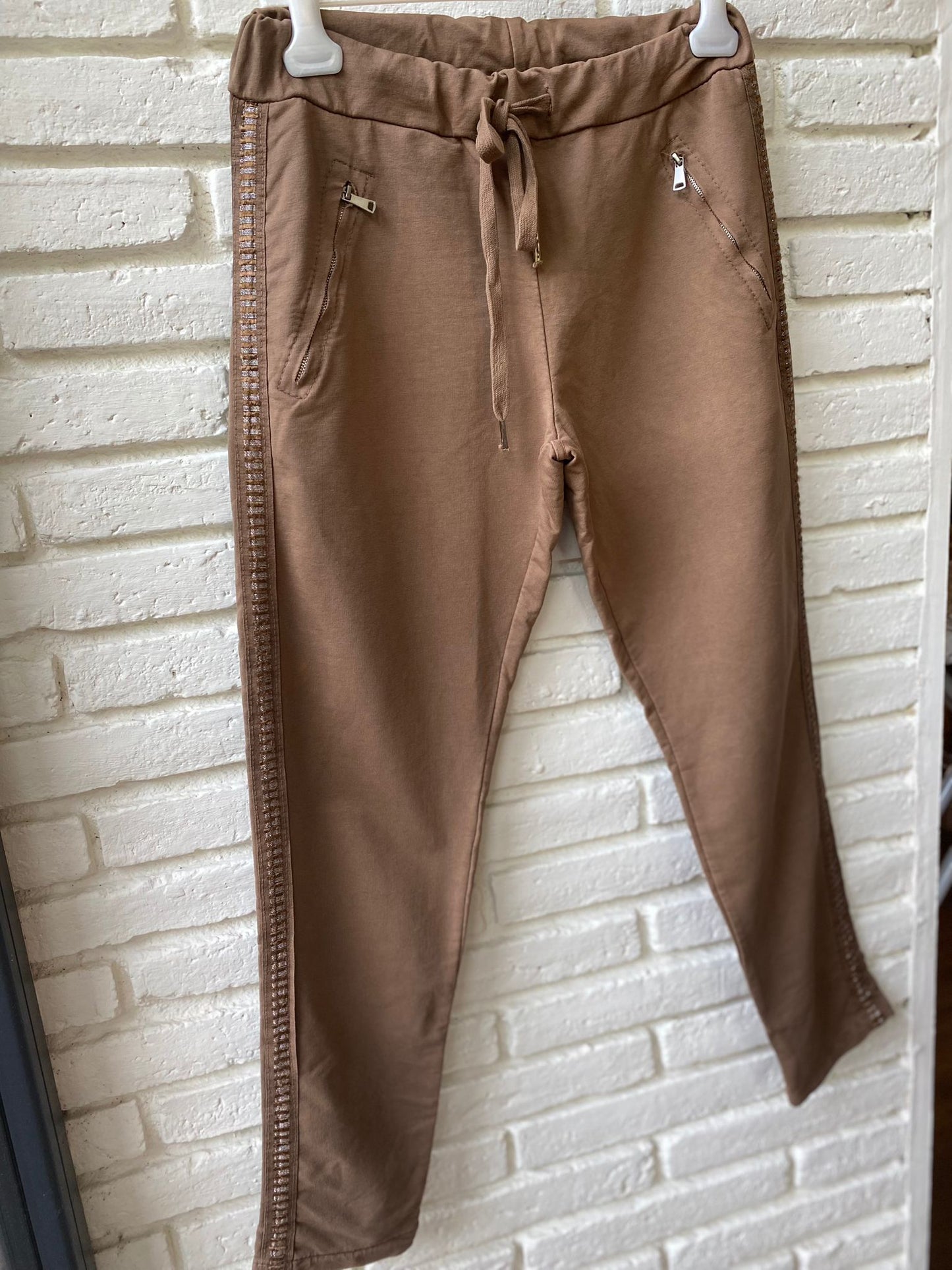 PANTALON CON BANDA MARRON
