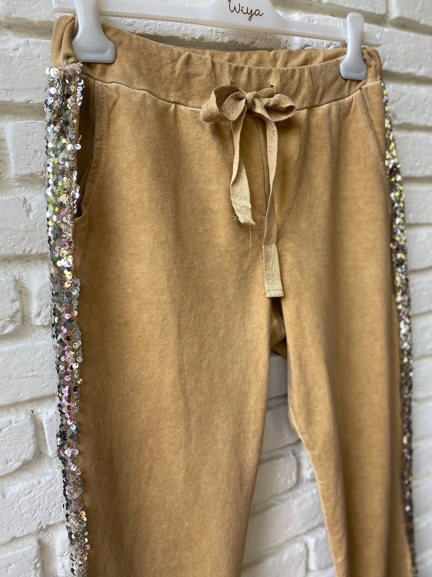 PANTALON CON BANDA BRILLANTE MOSTAZA
