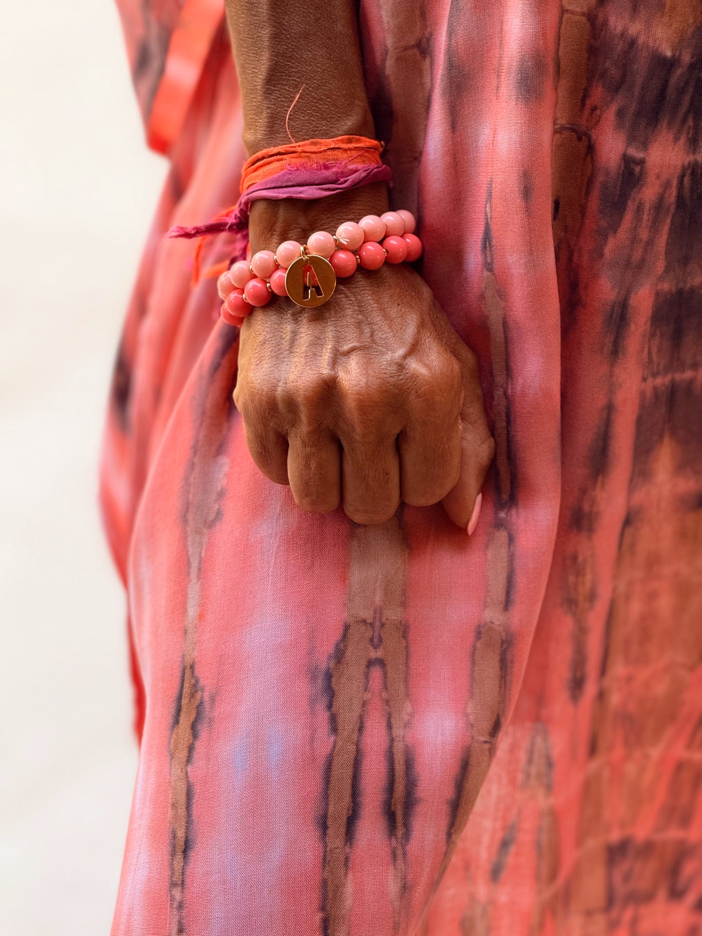 PULSERAS CON MEDALLA PERLAS MULTICOLOR