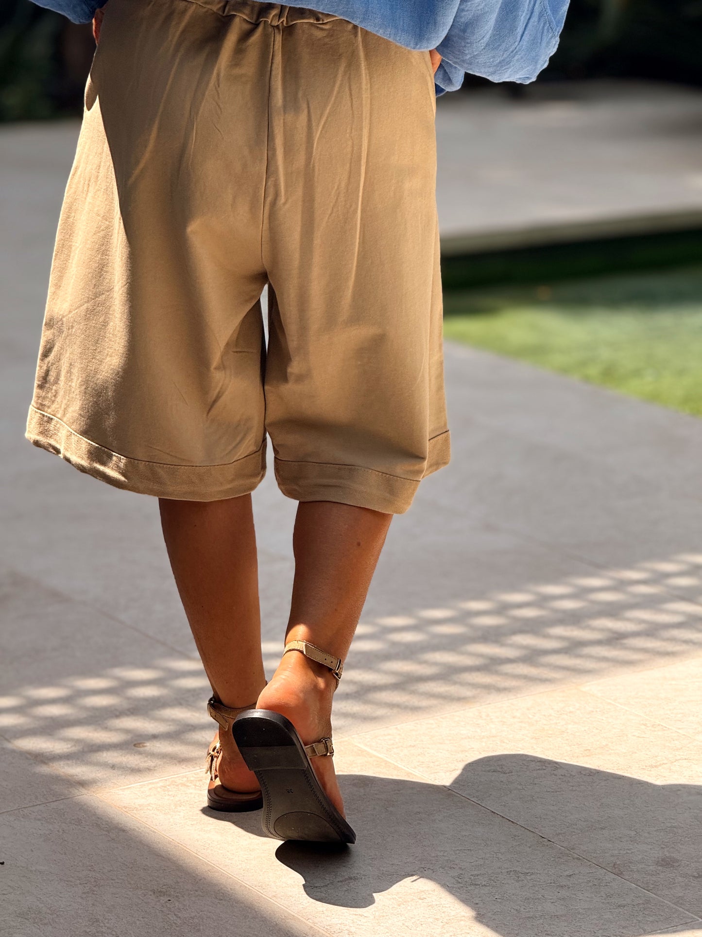BERMUDA TACHAS CON CINTURÓN CAMEL