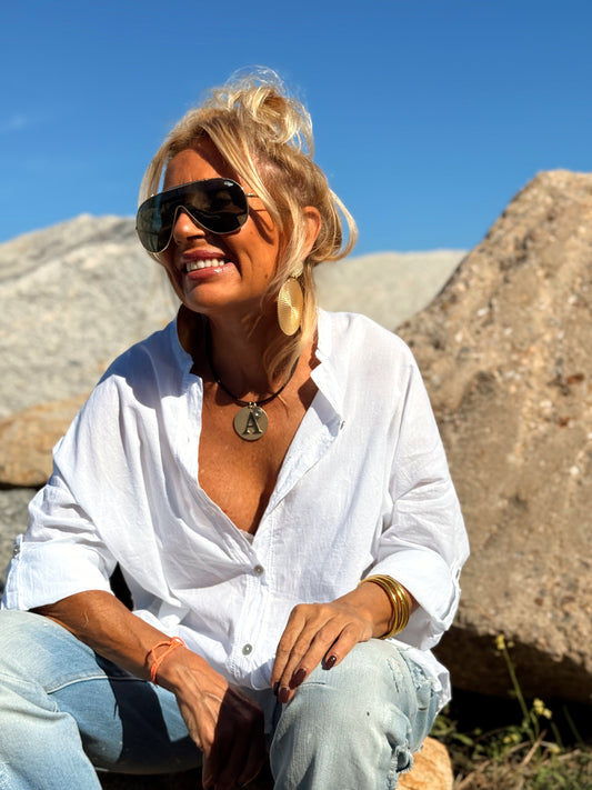 COLLAR CORTO CUERO MARRON CON LETRA GRANDE