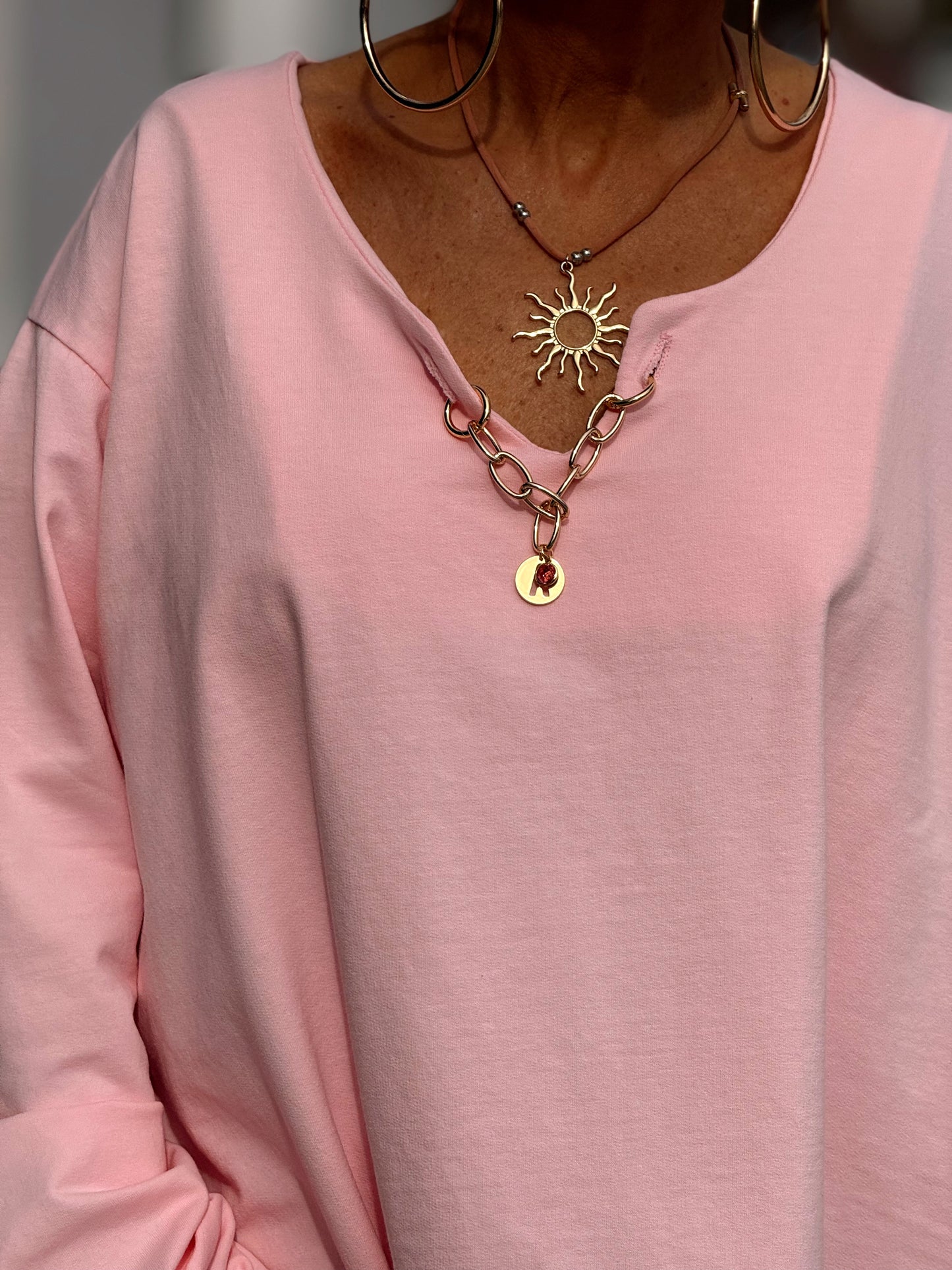 SUDADERA OVERSIZE CON CADENA LETRA CON BRILLANTE BRIGITTE MULTICOLOR