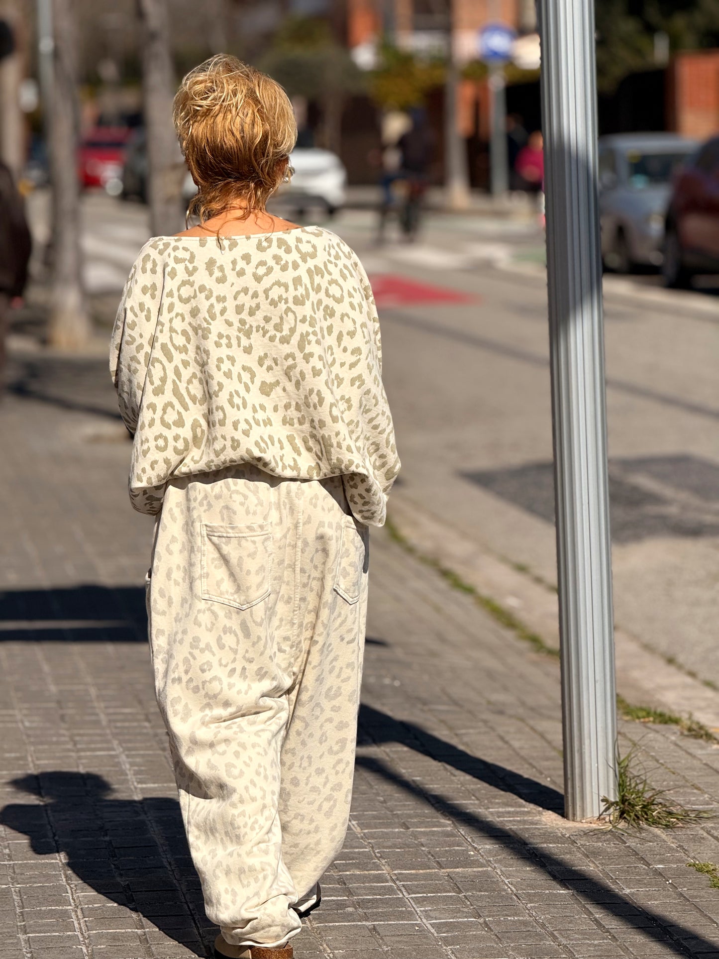 SUDADERA OVERSIZE CON LATERAL ROSA ANIMAL PRINT BEIGE