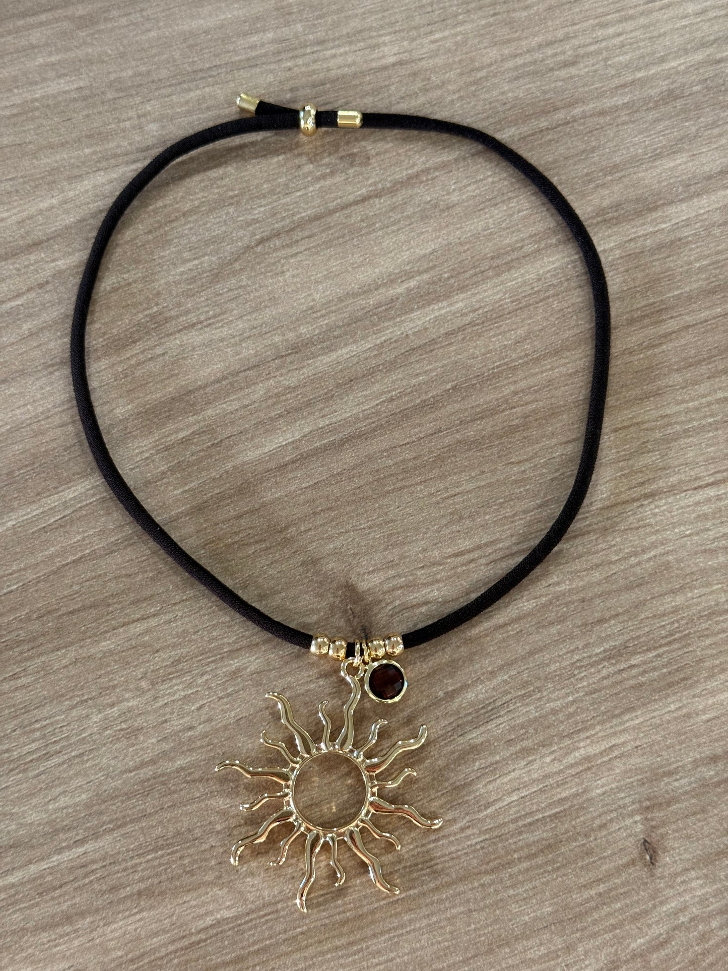 COLLAR SOL ☀️ CON BRILLANTE MULTICOLOR