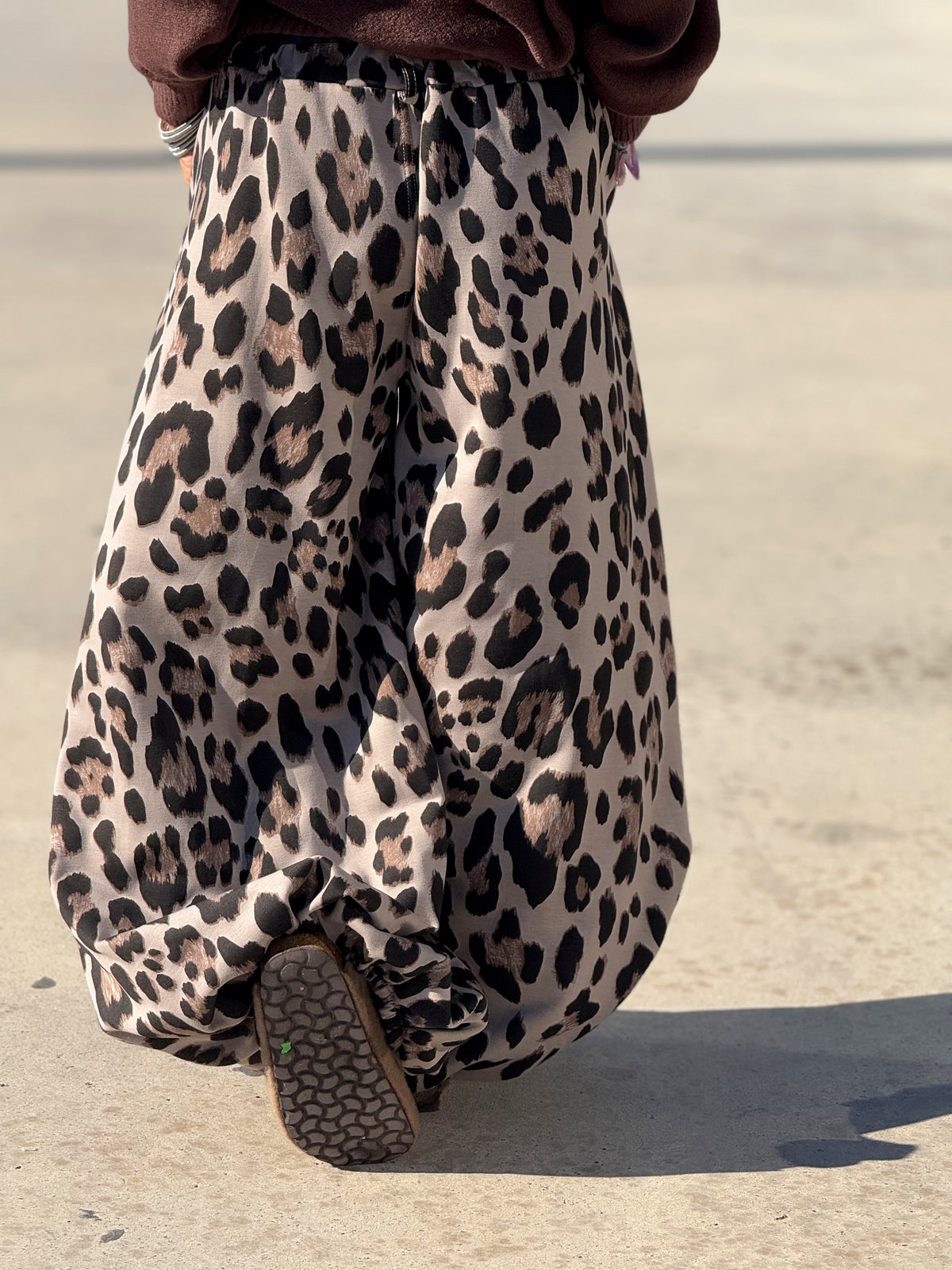PANTALÓN OVERSIZE CON CINTURÓN CAMUFLAJE