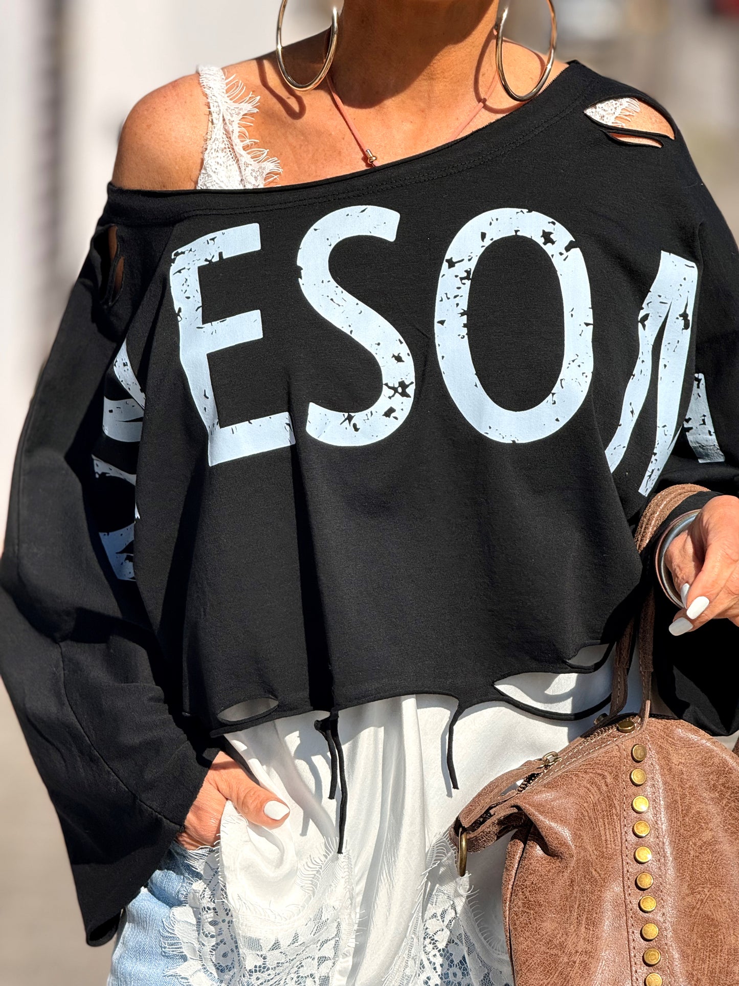 CAMISETA CORTA LETRAS CON AGUJEROS MULTICOLOR