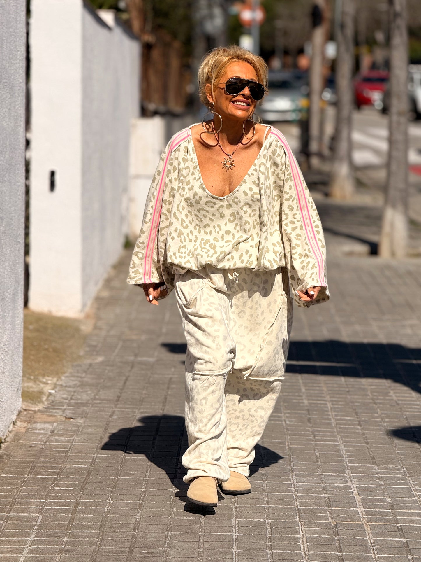 SUDADERA OVERSIZE CON LATERAL ROSA ANIMAL PRINT BEIGE