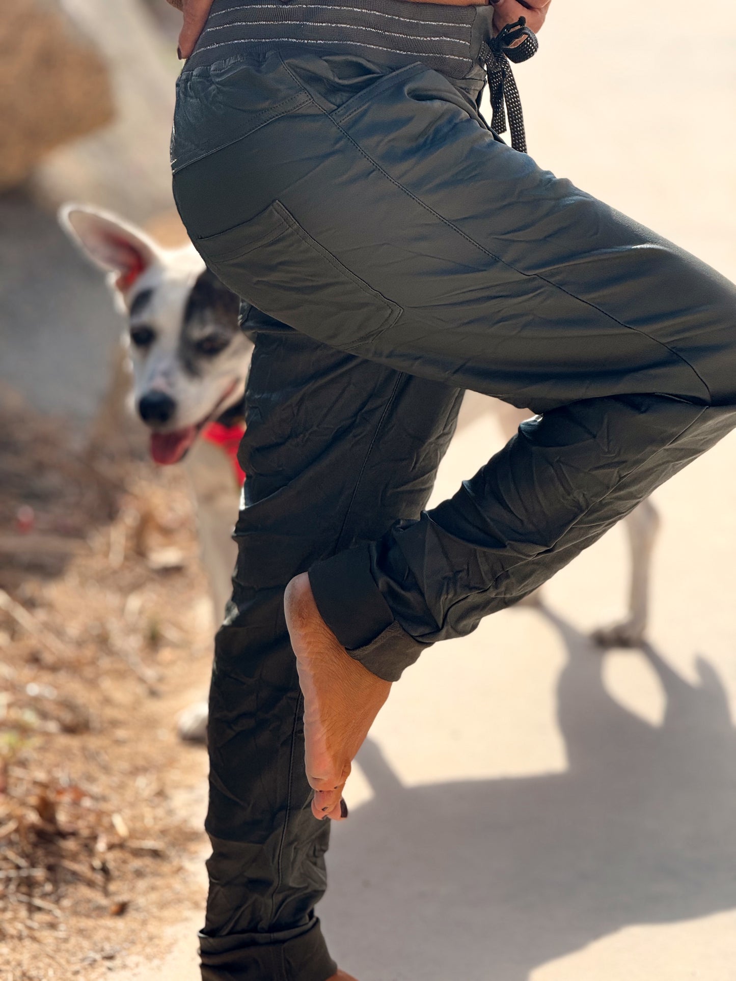 PANTALON CON GOMA ECOPIEL MULTICOLOR