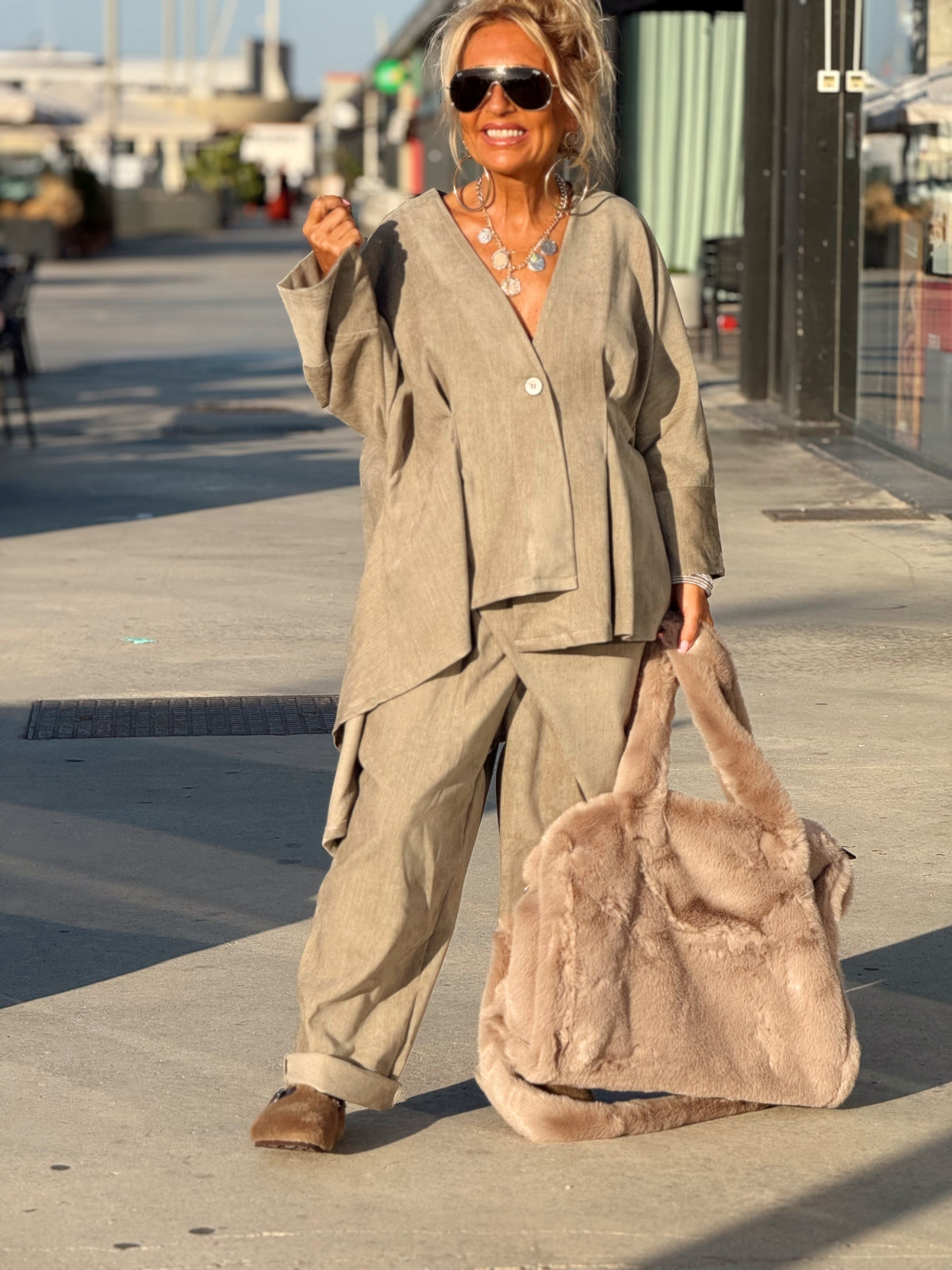 CONJUNTO CHAQUETA ASIMÉTRICA- PANTALON TERCIOPELO TOPO