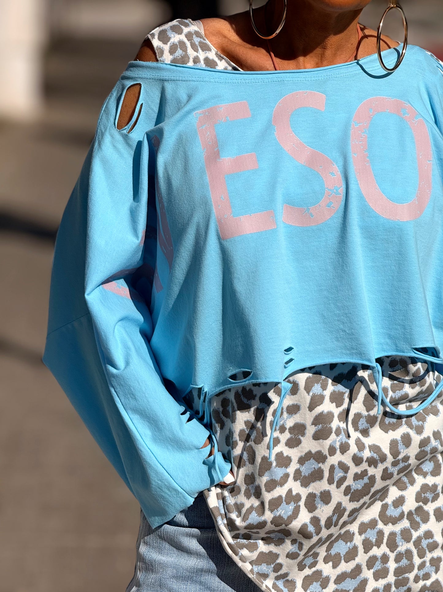 CAMISETA CORTA LETRAS CON AGUJEROS MULTICOLOR