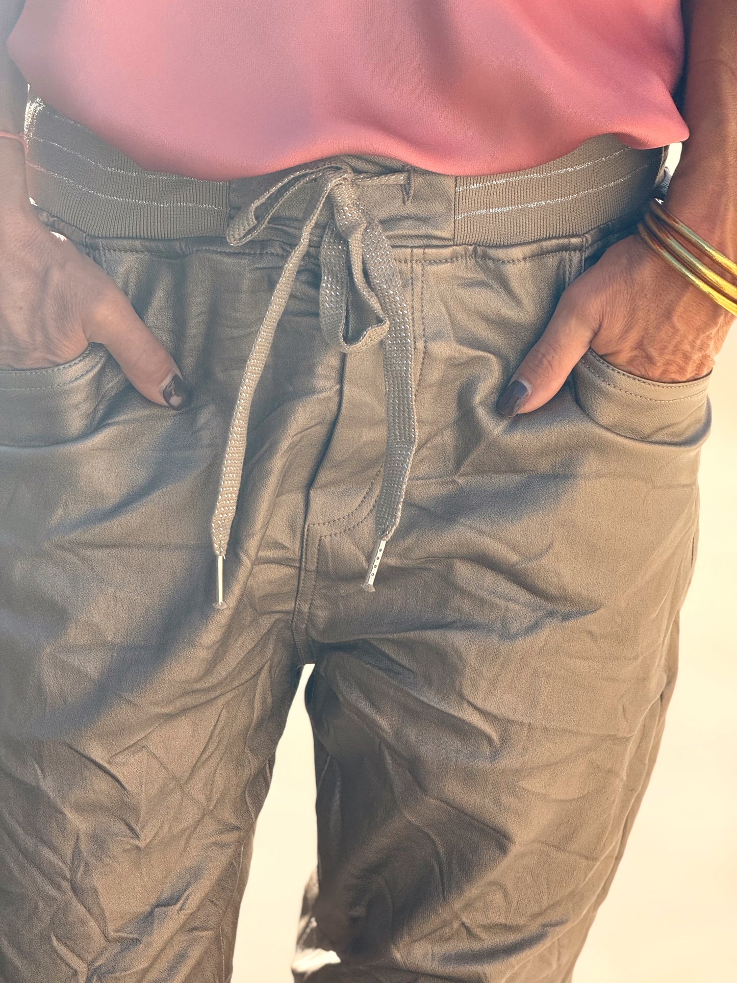 PANTALON CON GOMA ECOPIEL MULTICOLOR