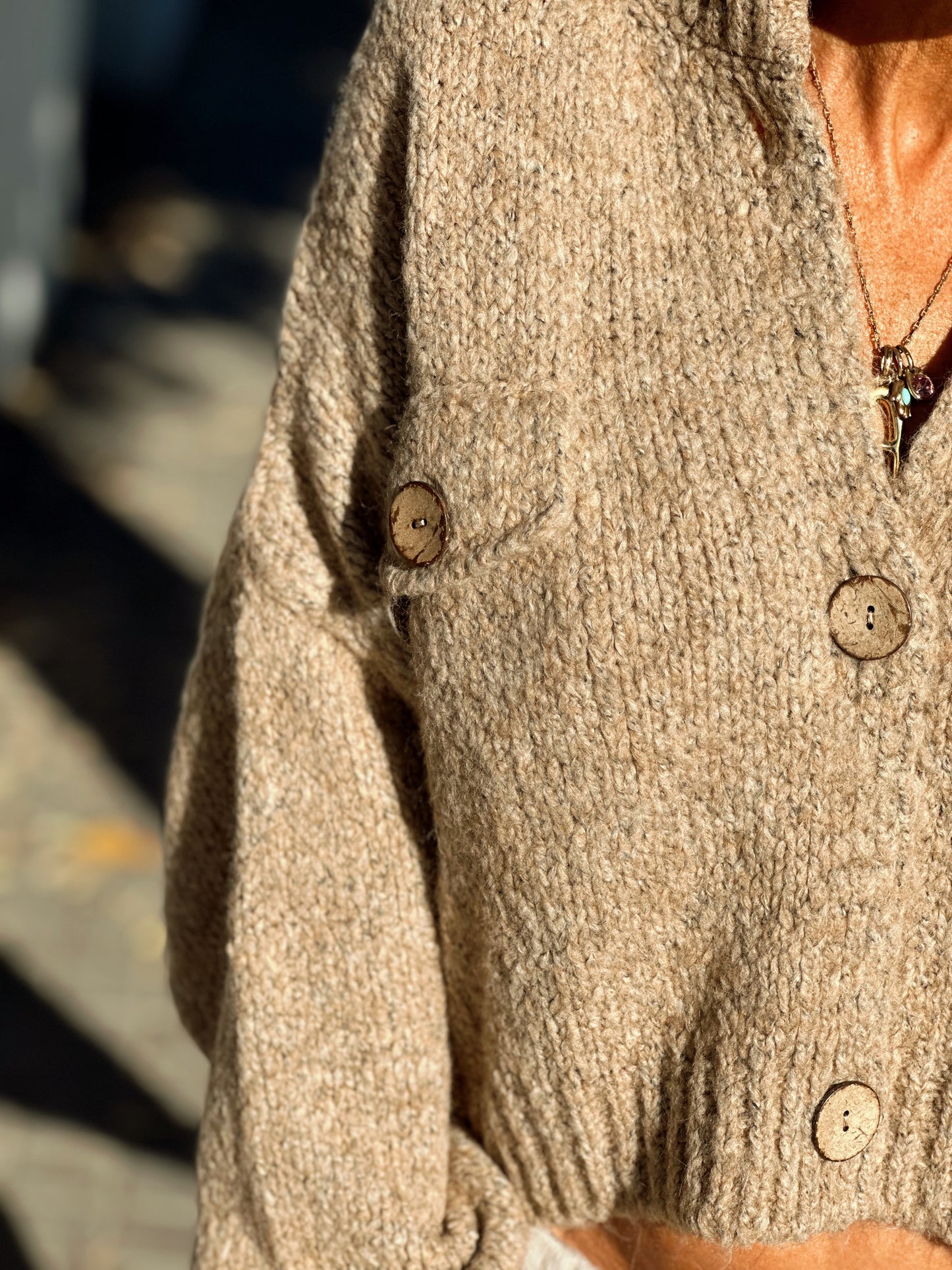 CHAQUETA DE PUNTO CROP-TOP BEIGE