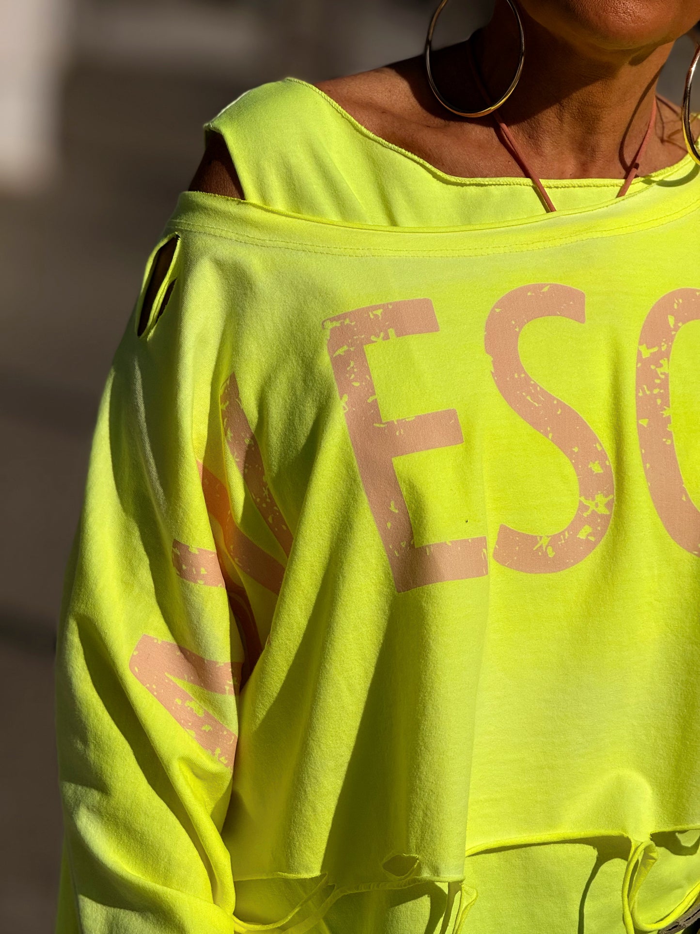 CAMISETA CORTA LETRAS CON AGUJEROS MULTICOLOR
