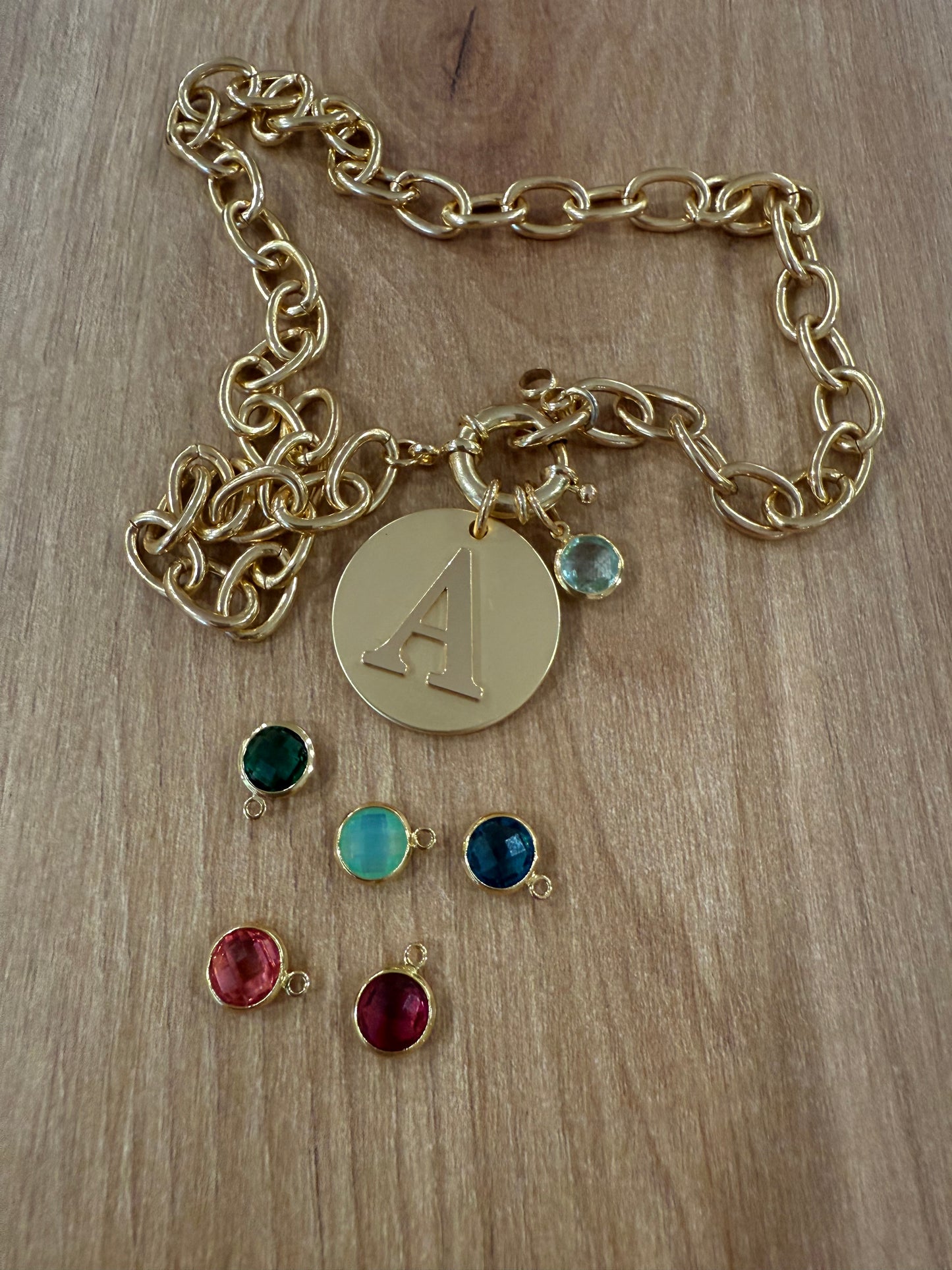 COLLAR CADENA CON LETRA Y BRILLANTE DORADO