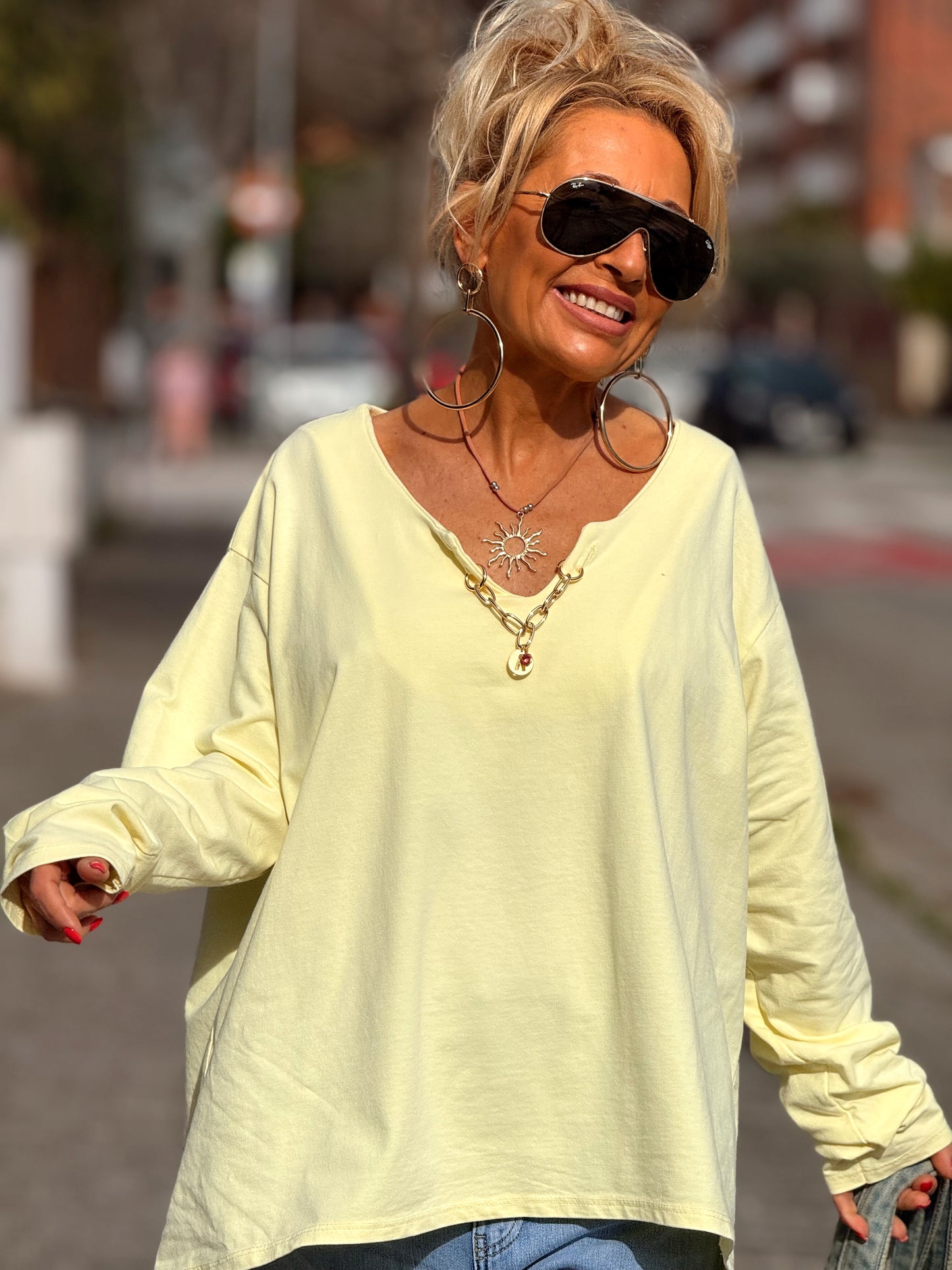 SUDADERA OVERSIZE CON CADENA LETRA CON BRILLANTE BRIGITTE MULTICOLOR