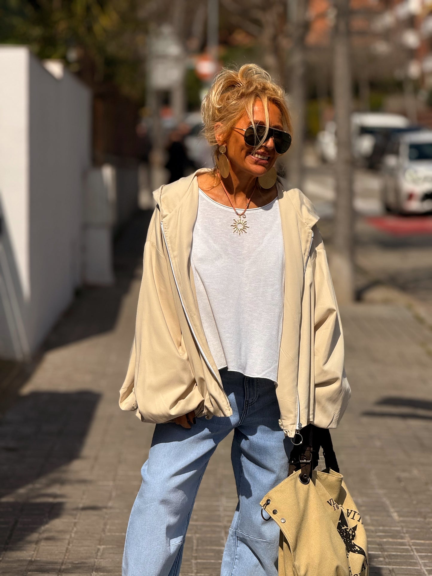 TRENCH OVERSIZE CON CAPUCHA MULTICOLOR