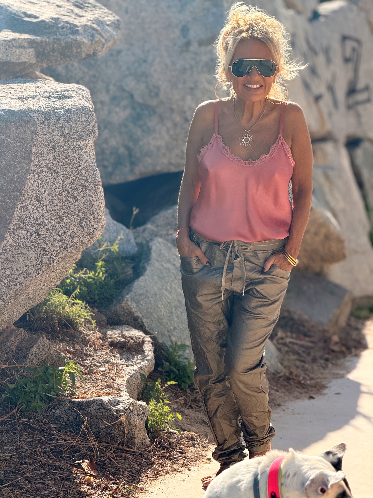 PANTALON CON GOMA ECOPIEL MULTICOLOR