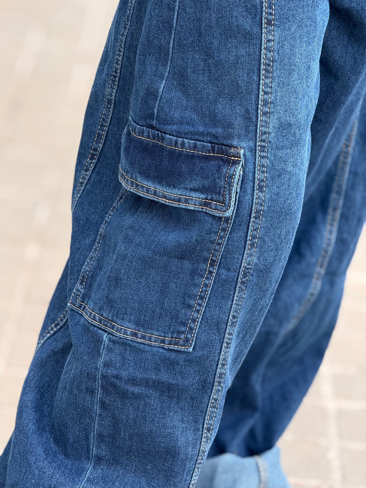 JEANS VAQUEROS CON BOLSILLO Y CINTURÓN 826125JC TEJANO