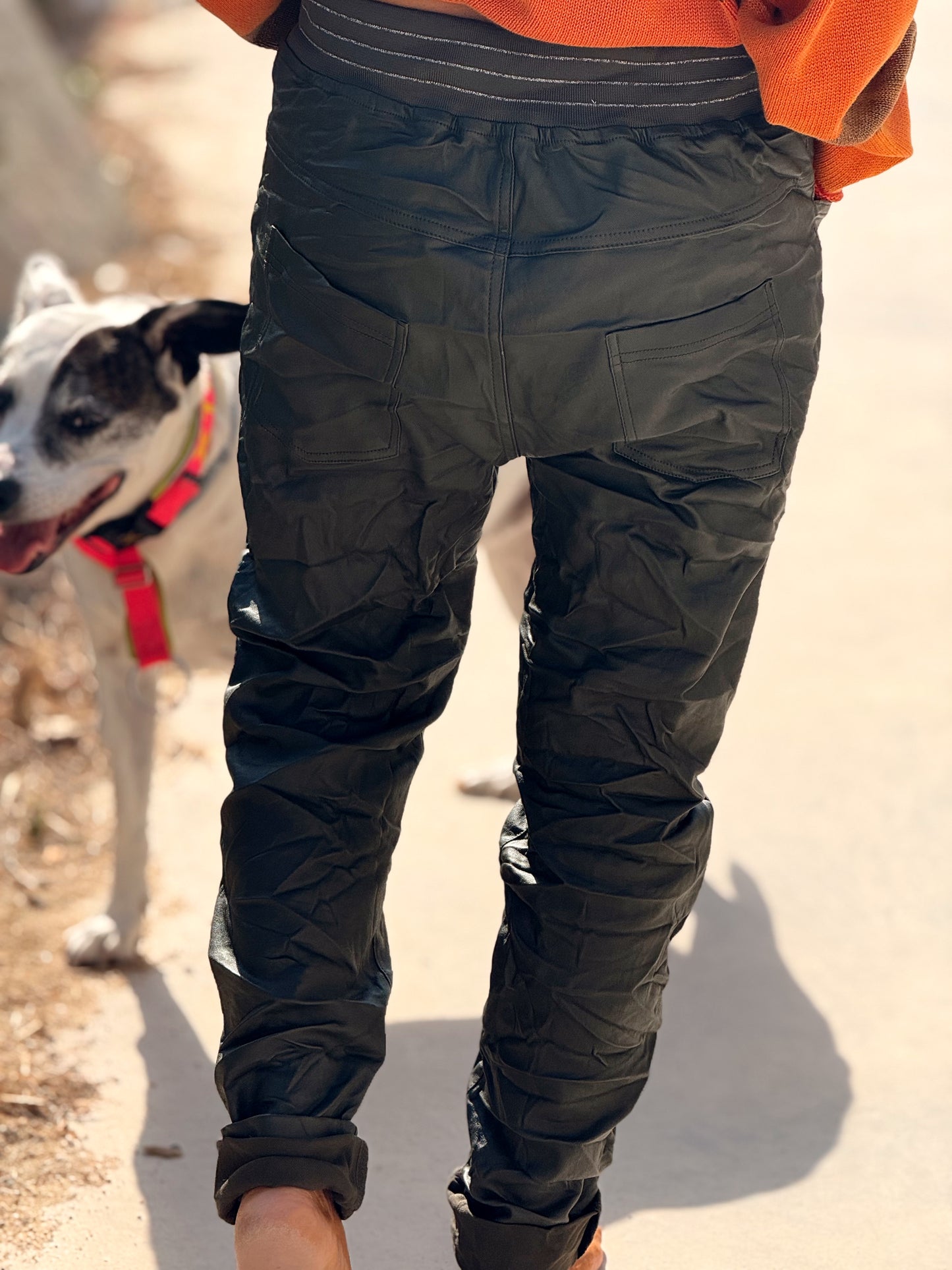 PANTALON CON GOMA ECOPIEL MULTICOLOR