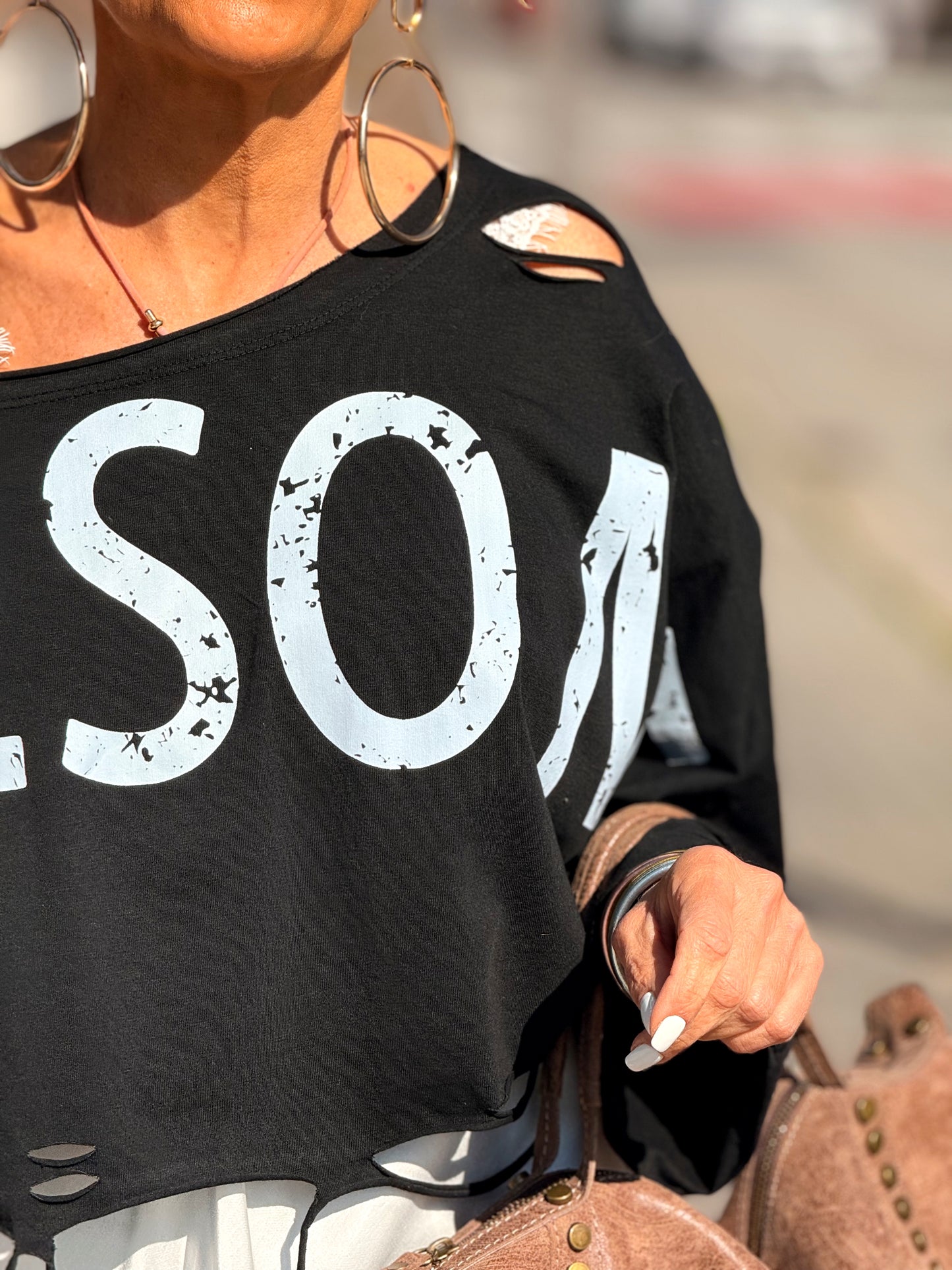 CAMISETA CORTA LETRAS CON AGUJEROS MULTICOLOR