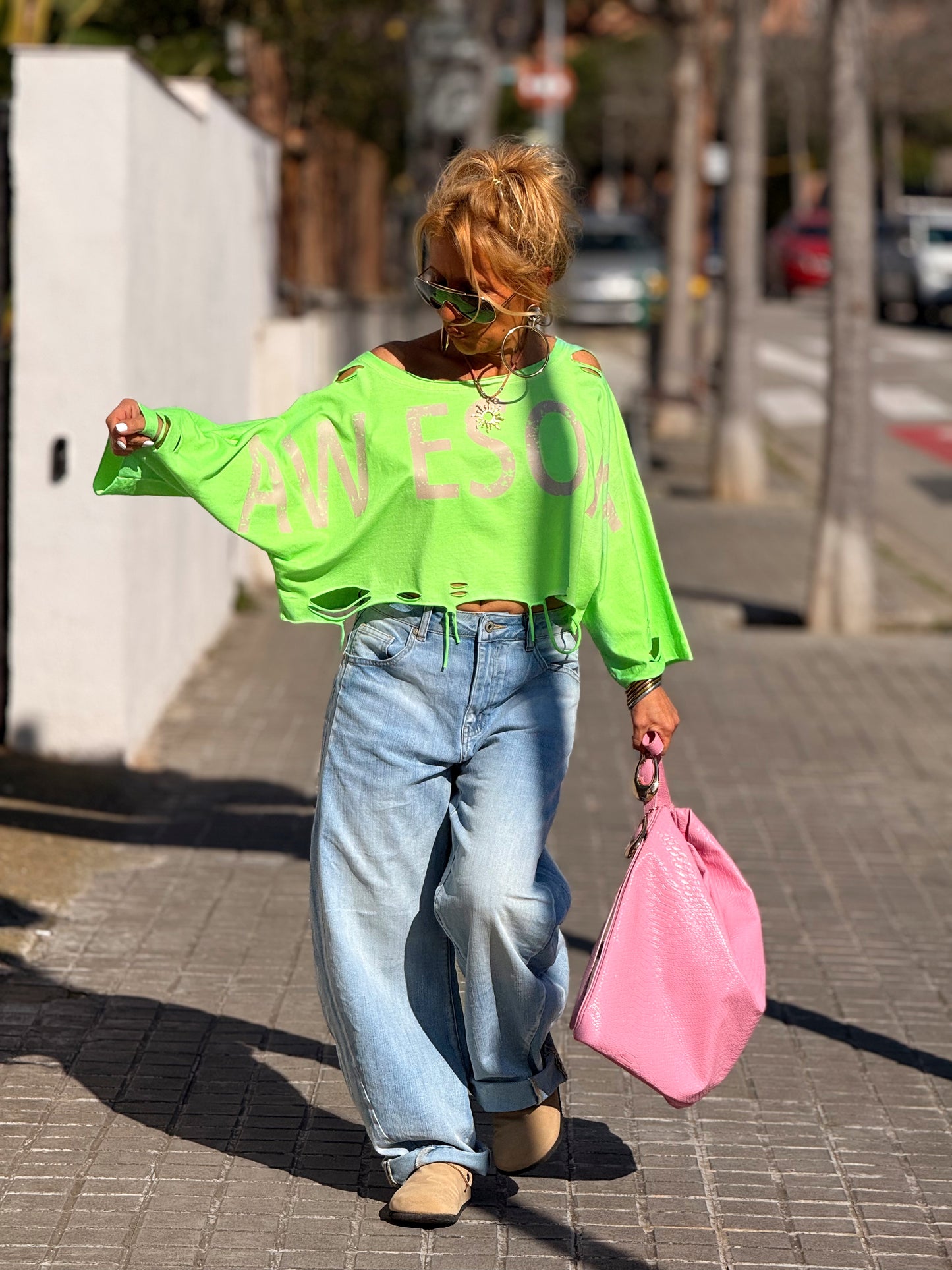 CAMISETA CORTA LETRAS CON AGUJEROS MULTICOLOR