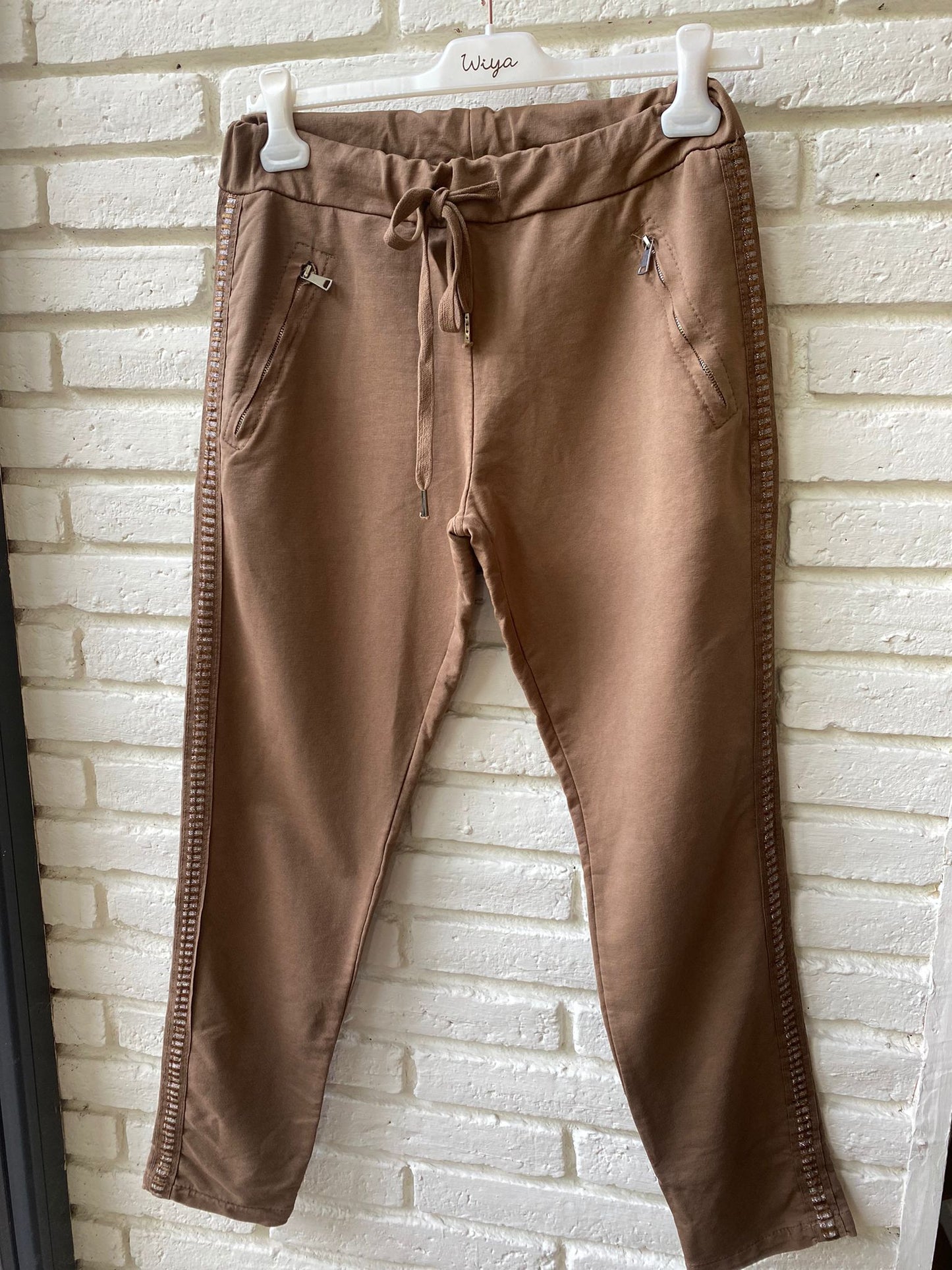 PANTALON CON BANDA MARRON