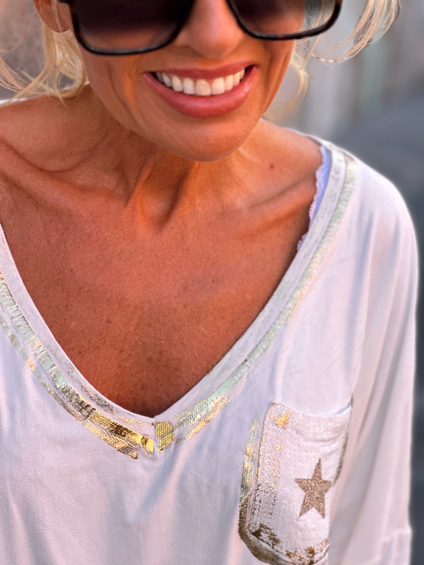 CAMISETA CON BOLSILLO ESTRELLA CRUDO