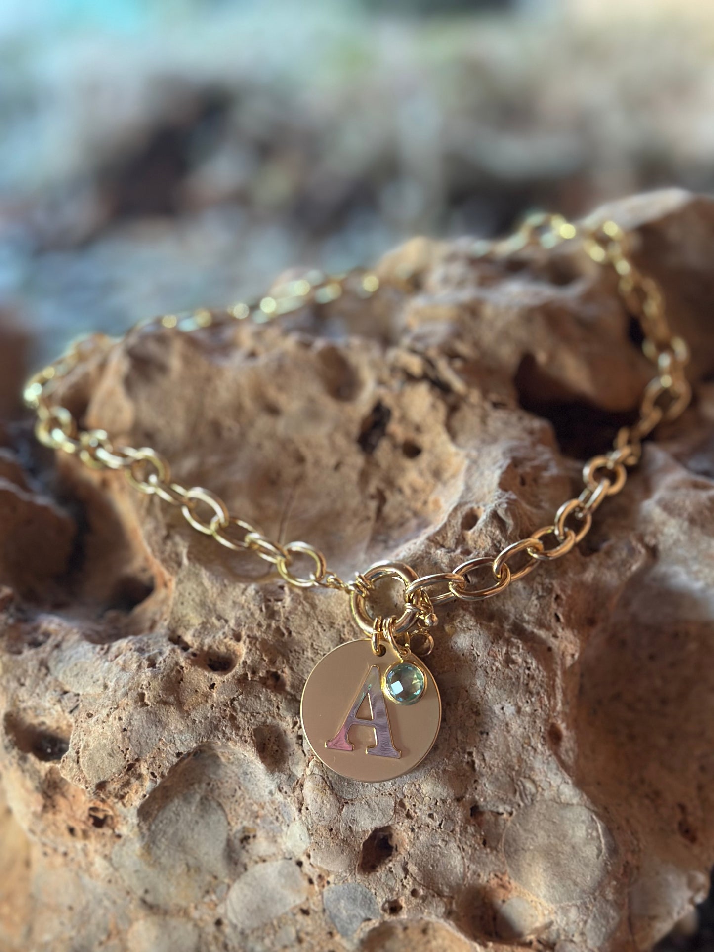 COLLAR CADENA CON LETRA Y BRILLANTE DORADO