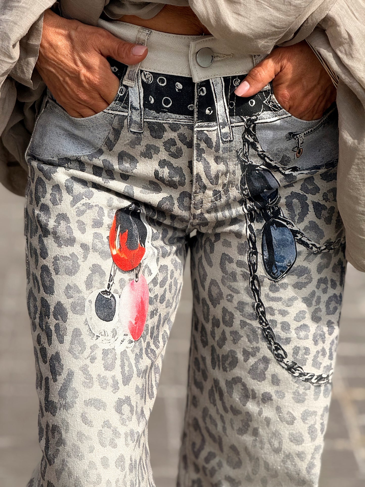 JEANS ESTAMPADO ANIMAL PRINT CRUDO