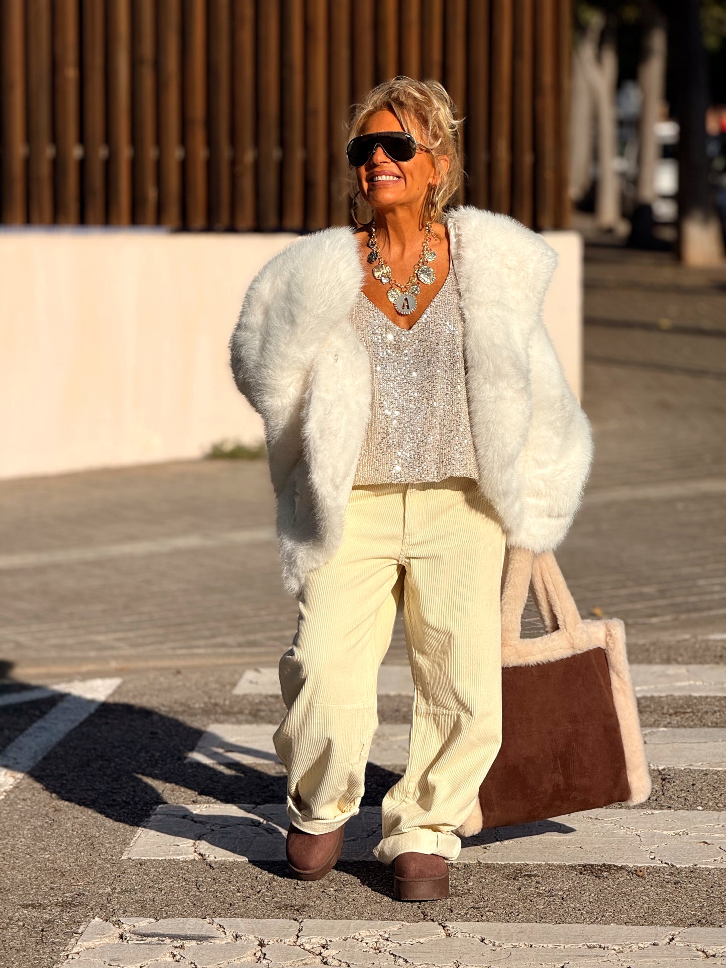 CHAQUETA CON CAPUCHA PELO SINTÉTICO MULTICOLOR