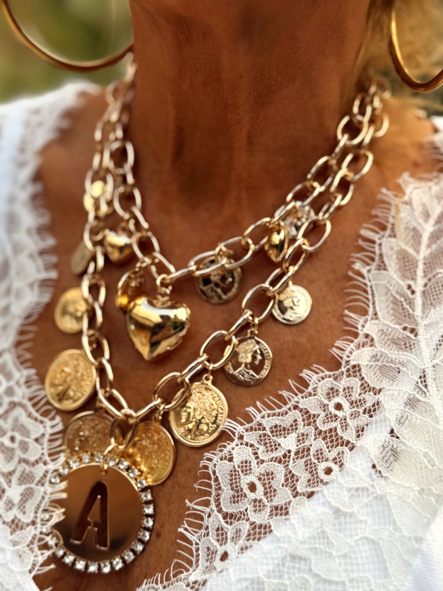 COLLAR CON INITIALE Y BRILLANTE BOHO DORADO