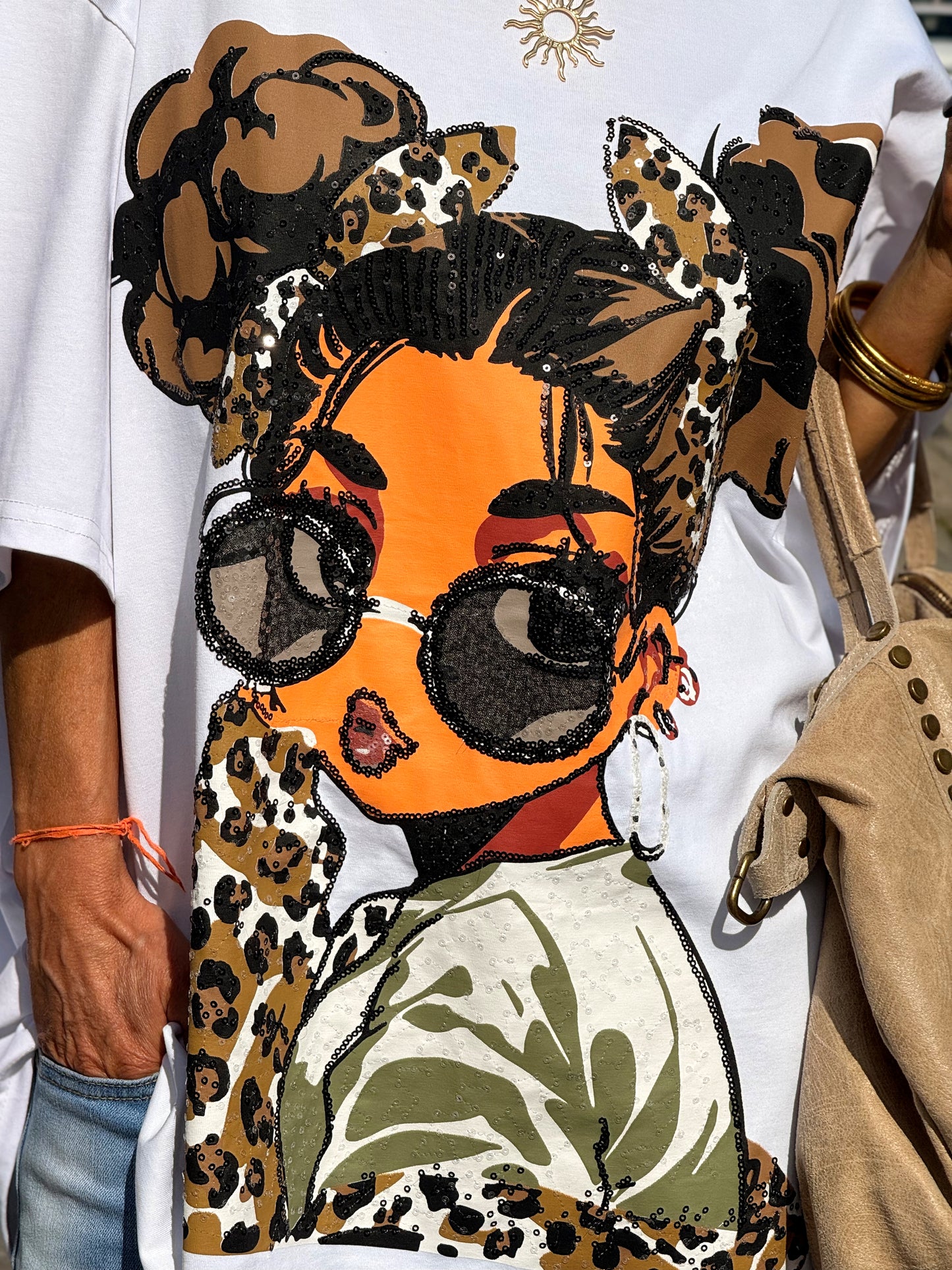 CAMISETA CON MUÑECA MULTICOLOR