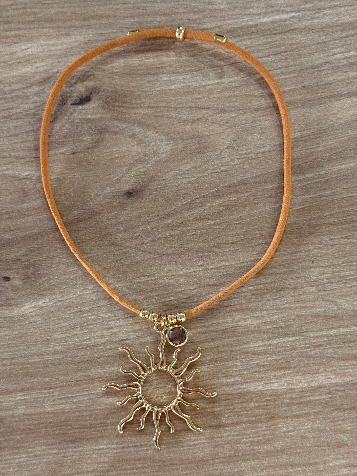 COLLAR SOL ☀️ CON BRILLANTE MULTICOLOR