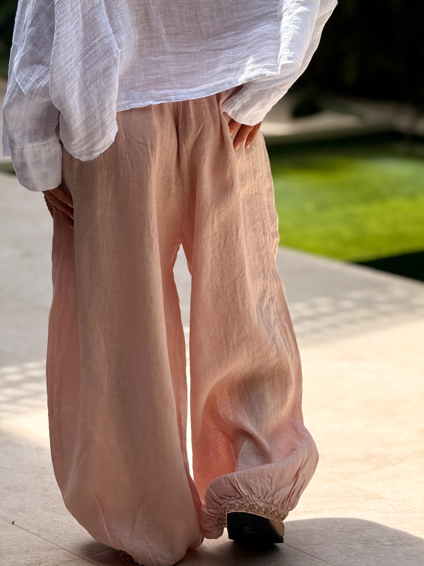 PANTALON OVERSIZE CON ENCAJE MULTICOLOR