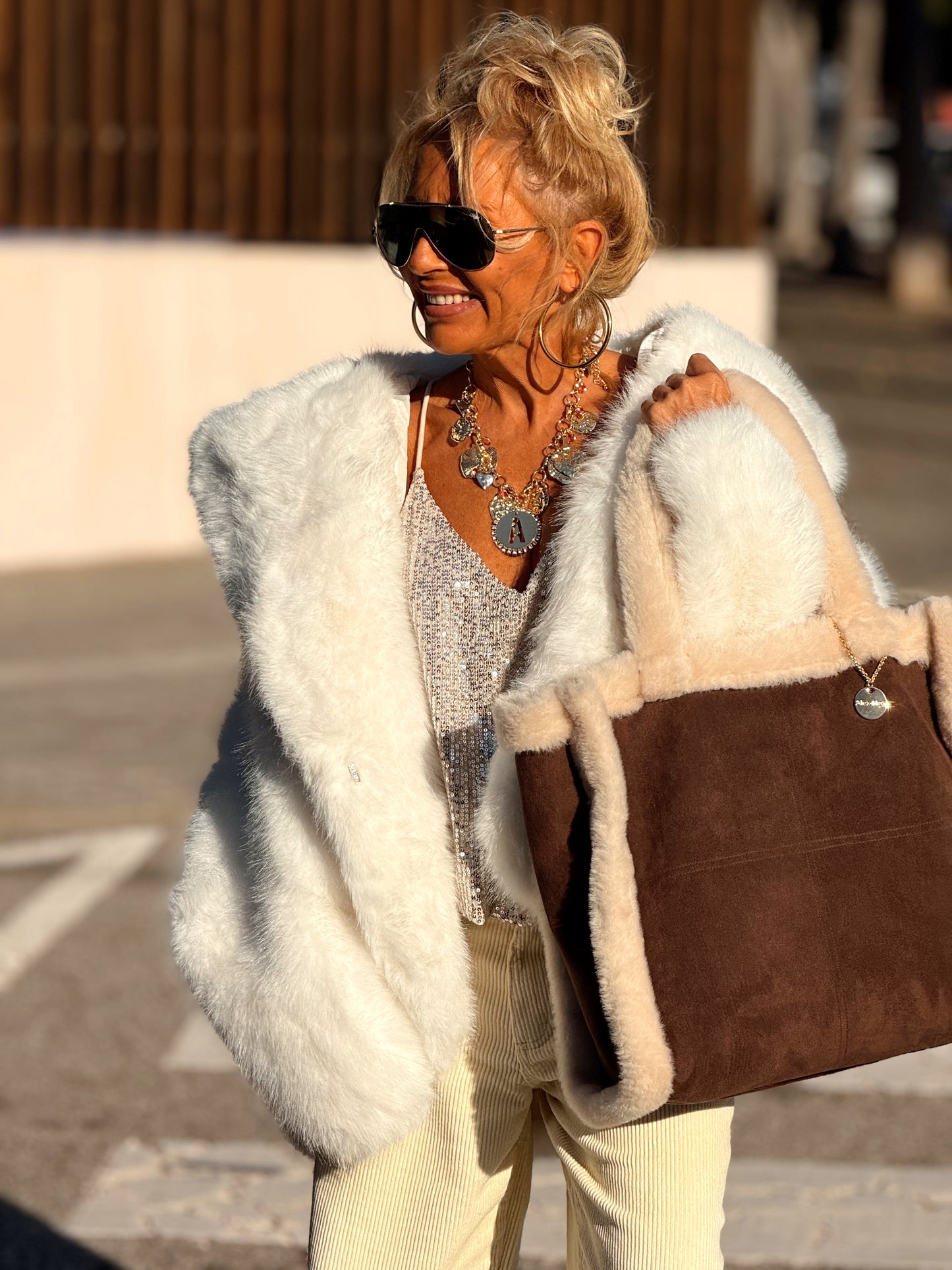 CHAQUETA CON CAPUCHA PELO SINTÉTICO MULTICOLOR