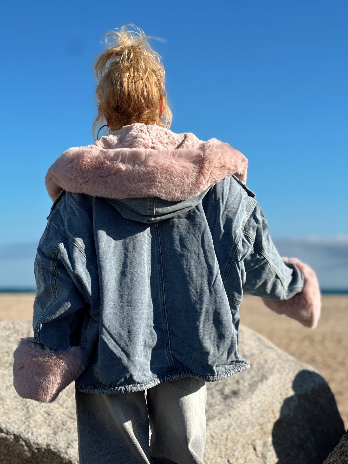 CHAQUETA VAQUEROS FORRADA PELO SINTÉTICO CON CAPUCHA MARTA TEJANO-ROSA