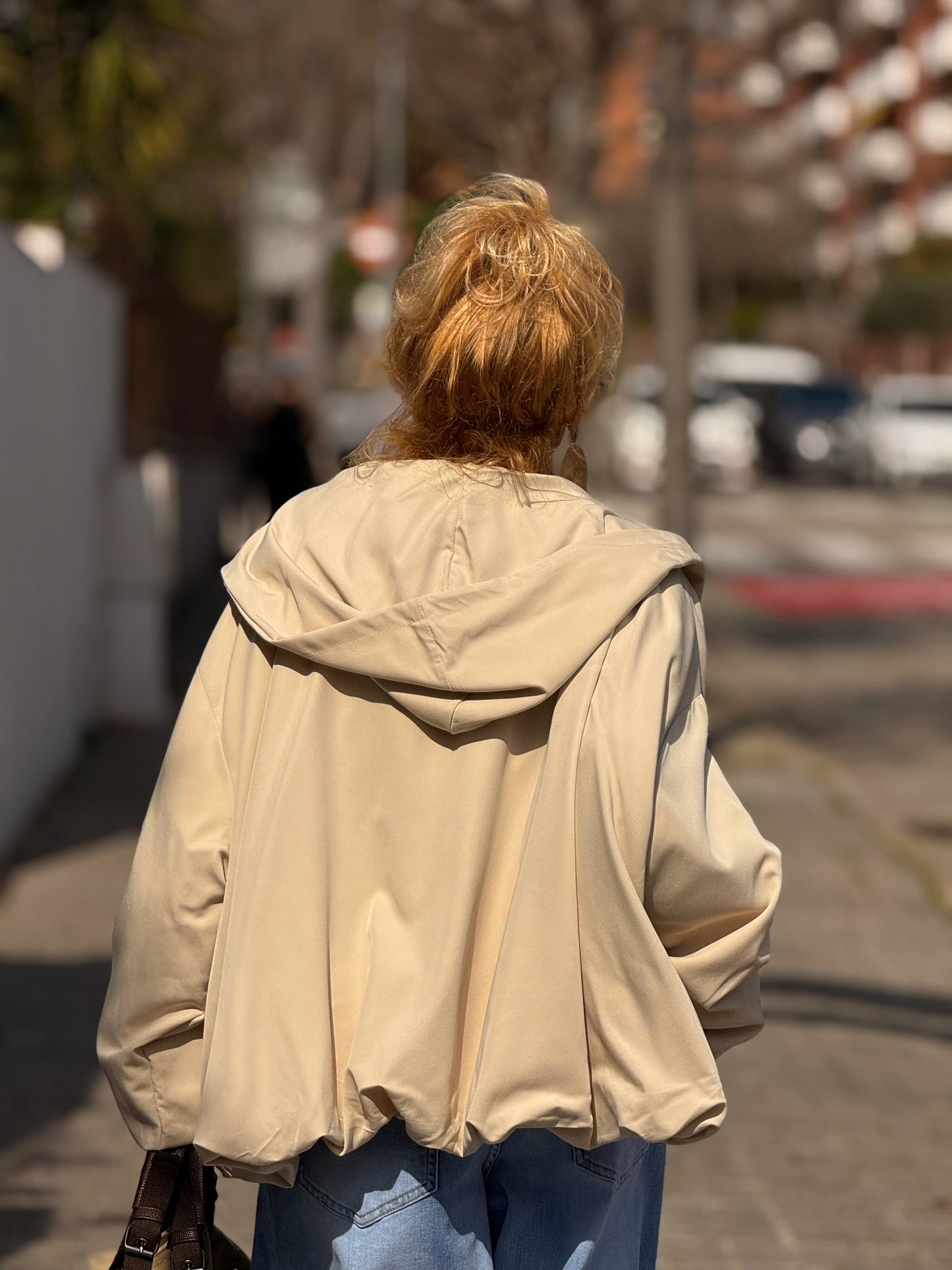 TRENCH OVERSIZE CON CAPUCHA MULTICOLOR