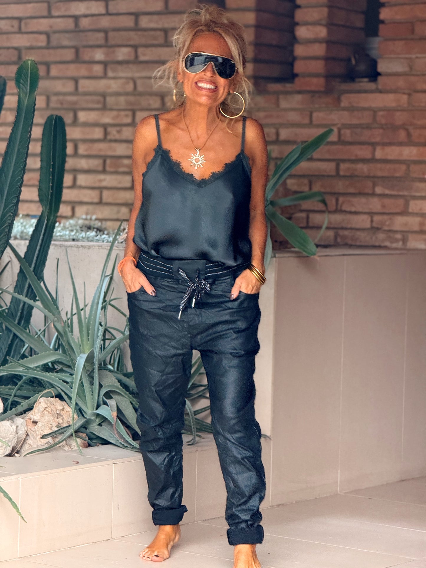 PANTALON CON GOMA ECOPIEL MULTICOLOR