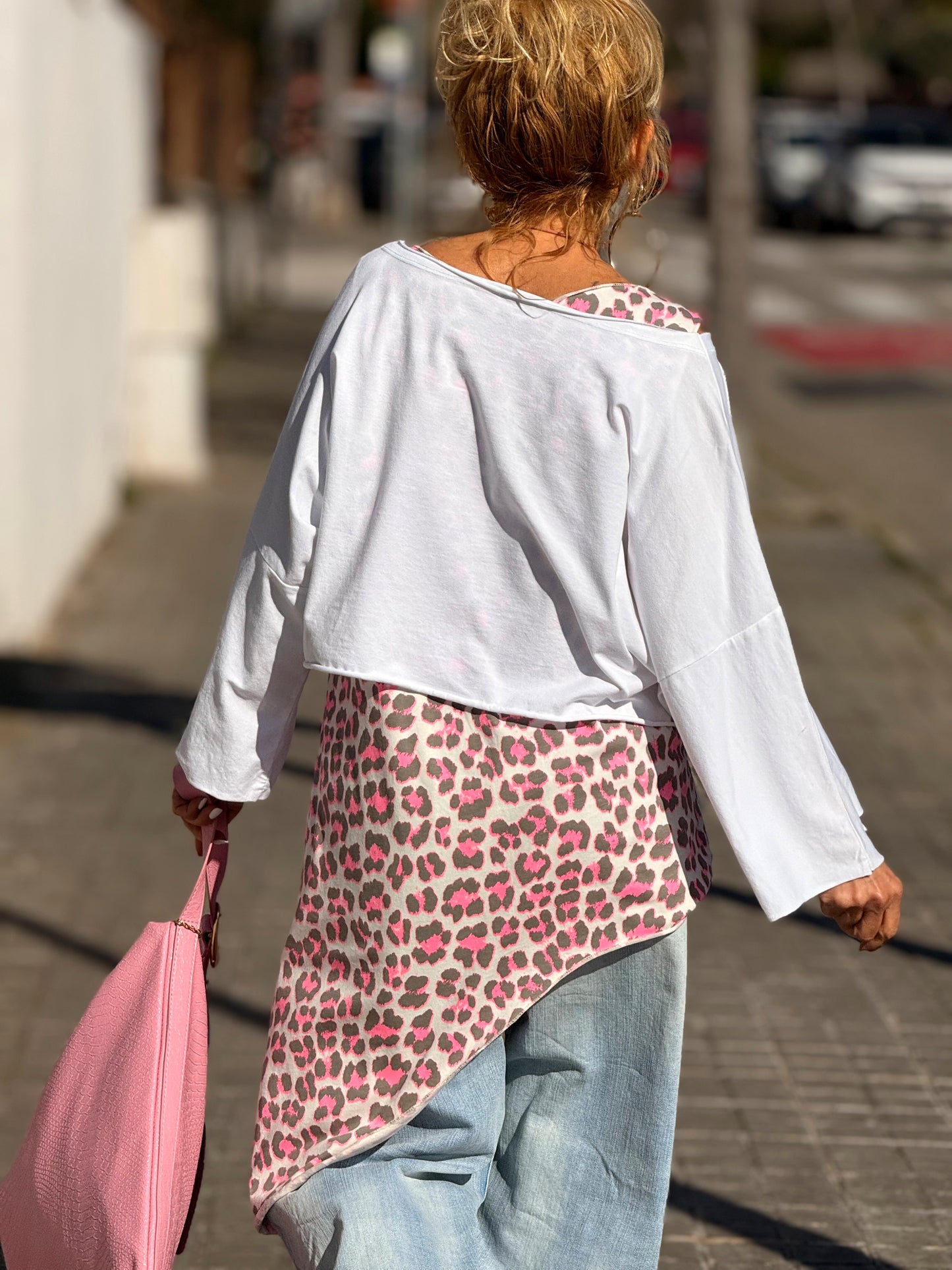 CAMISETA CORTA LETRAS CON AGUJEROS MULTICOLOR