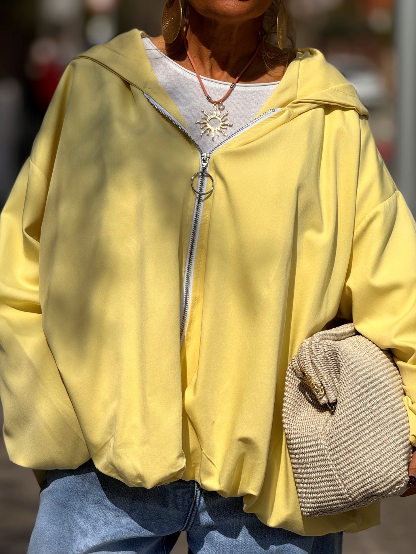 TRENCH OVERSIZE CON CAPUCHA MULTICOLOR