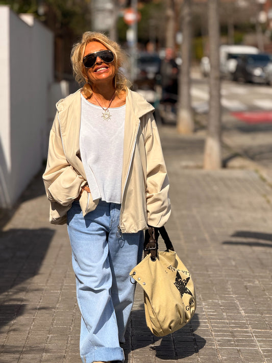 TRENCH OVERSIZE CON CAPUCHA MULTICOLOR