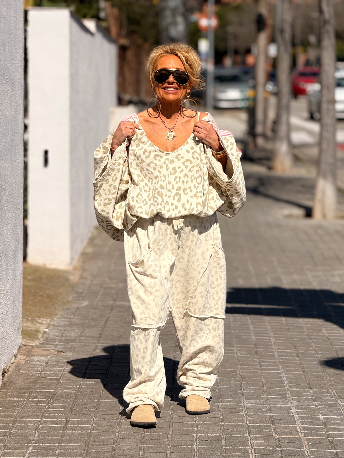 SUDADERA OVERSIZE CON LATERAL ROSA ANIMAL PRINT BEIGE