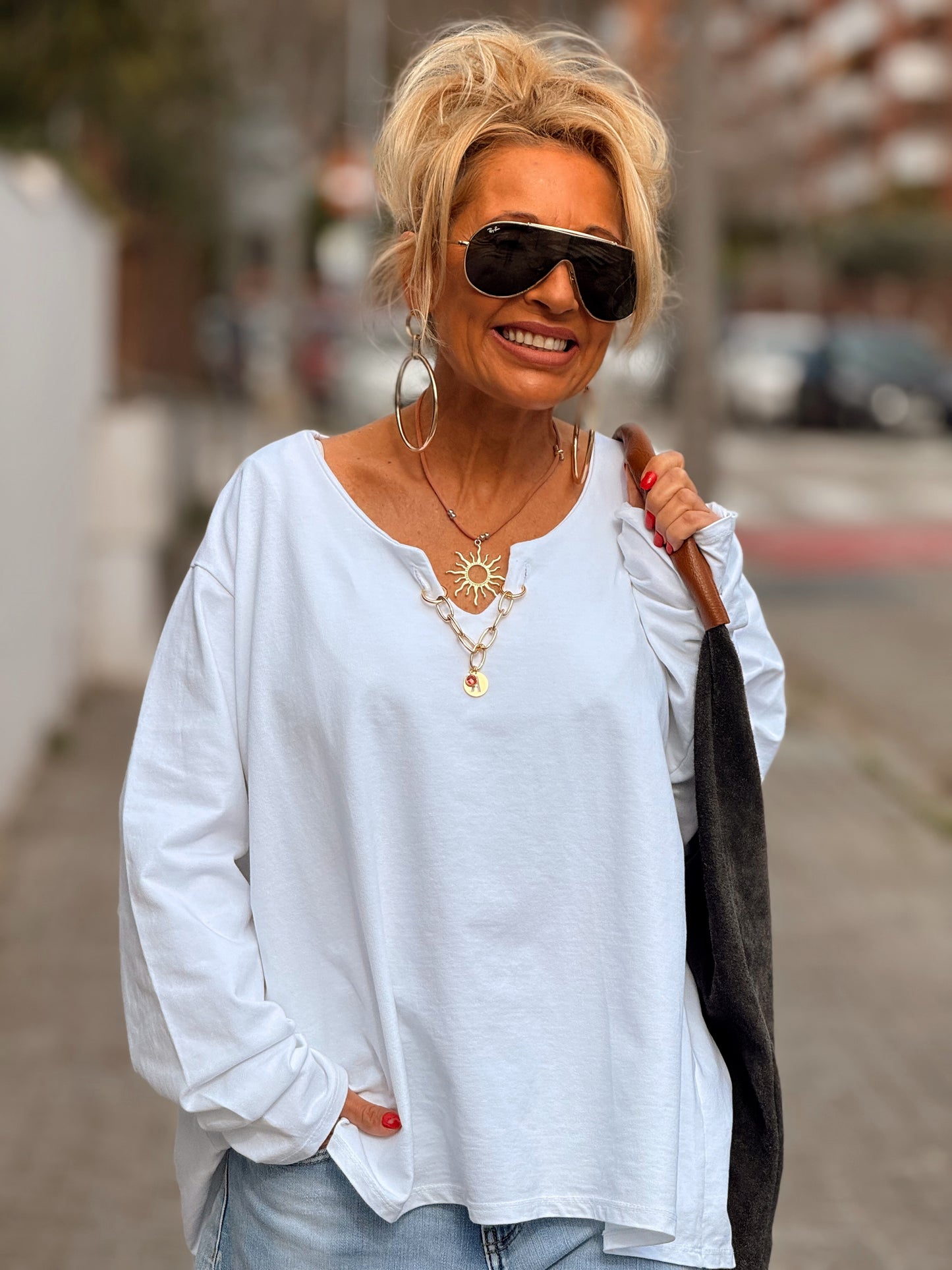 SUDADERA OVERSIZE CON CADENA LETRA CON BRILLANTE BRIGITTE MULTICOLOR