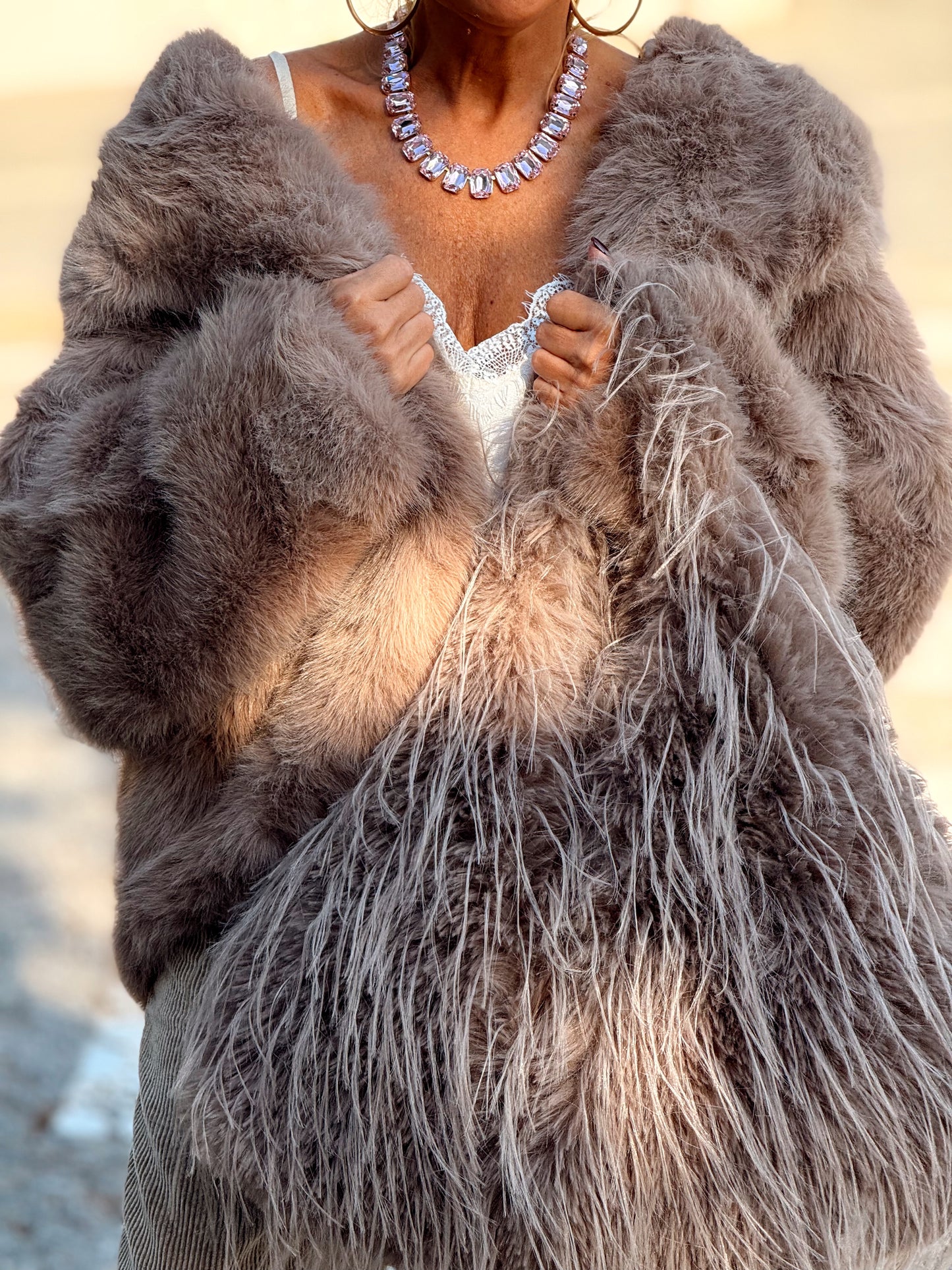 CHAQUETA CON CAPUCHA PELO SINTÉTICO MULTICOLOR