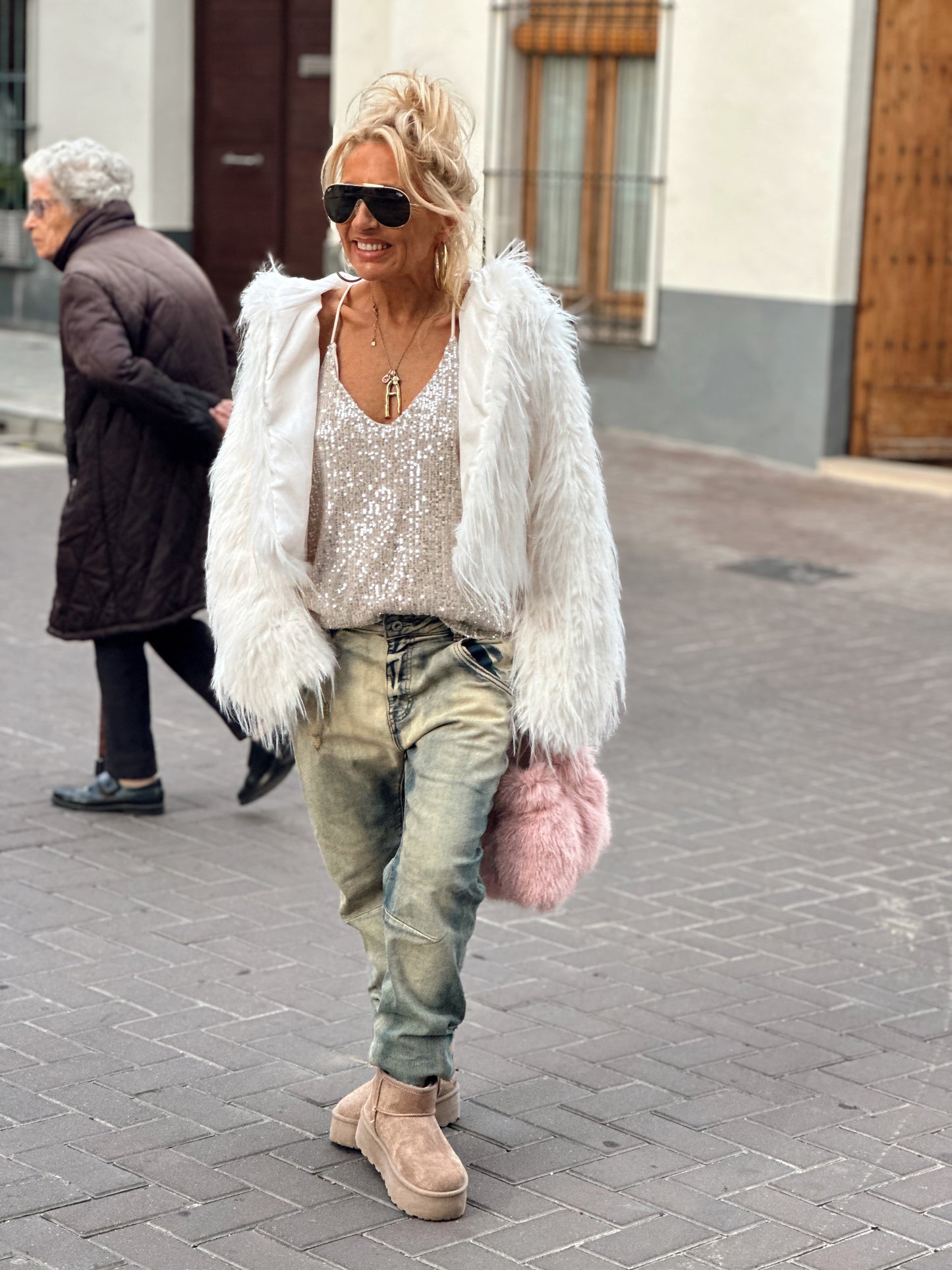 CHAQUETA CORTA  DE PELO SINTÉTICO CON CAPUCHA BLANCO