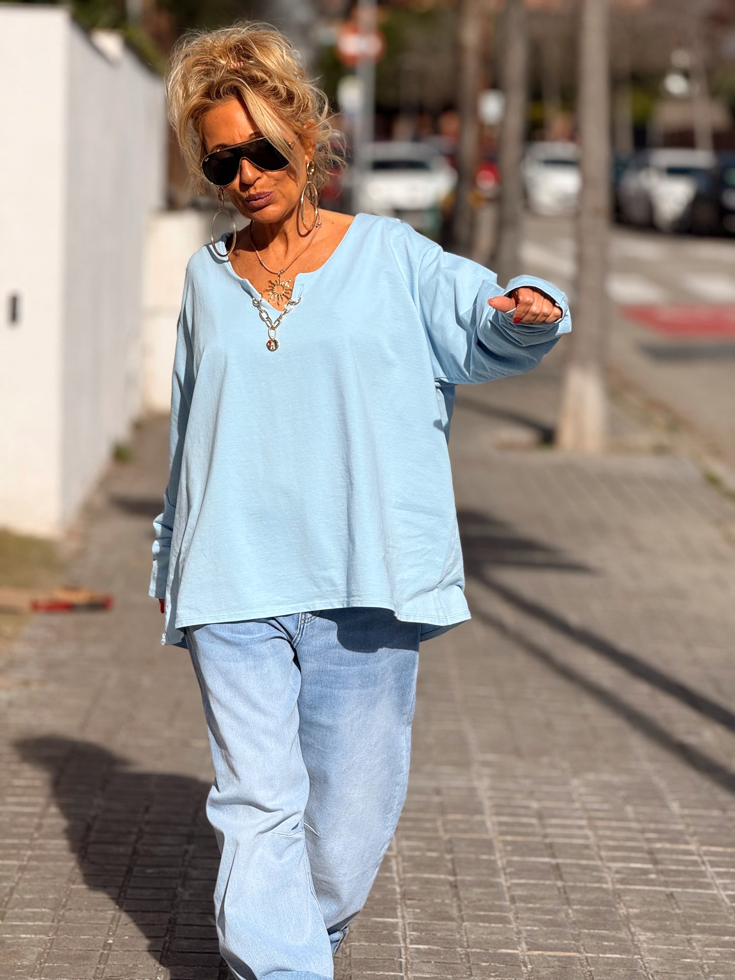 SUDADERA OVERSIZE CON CADENA LETRA CON BRILLANTE BRIGITTE MULTICOLOR