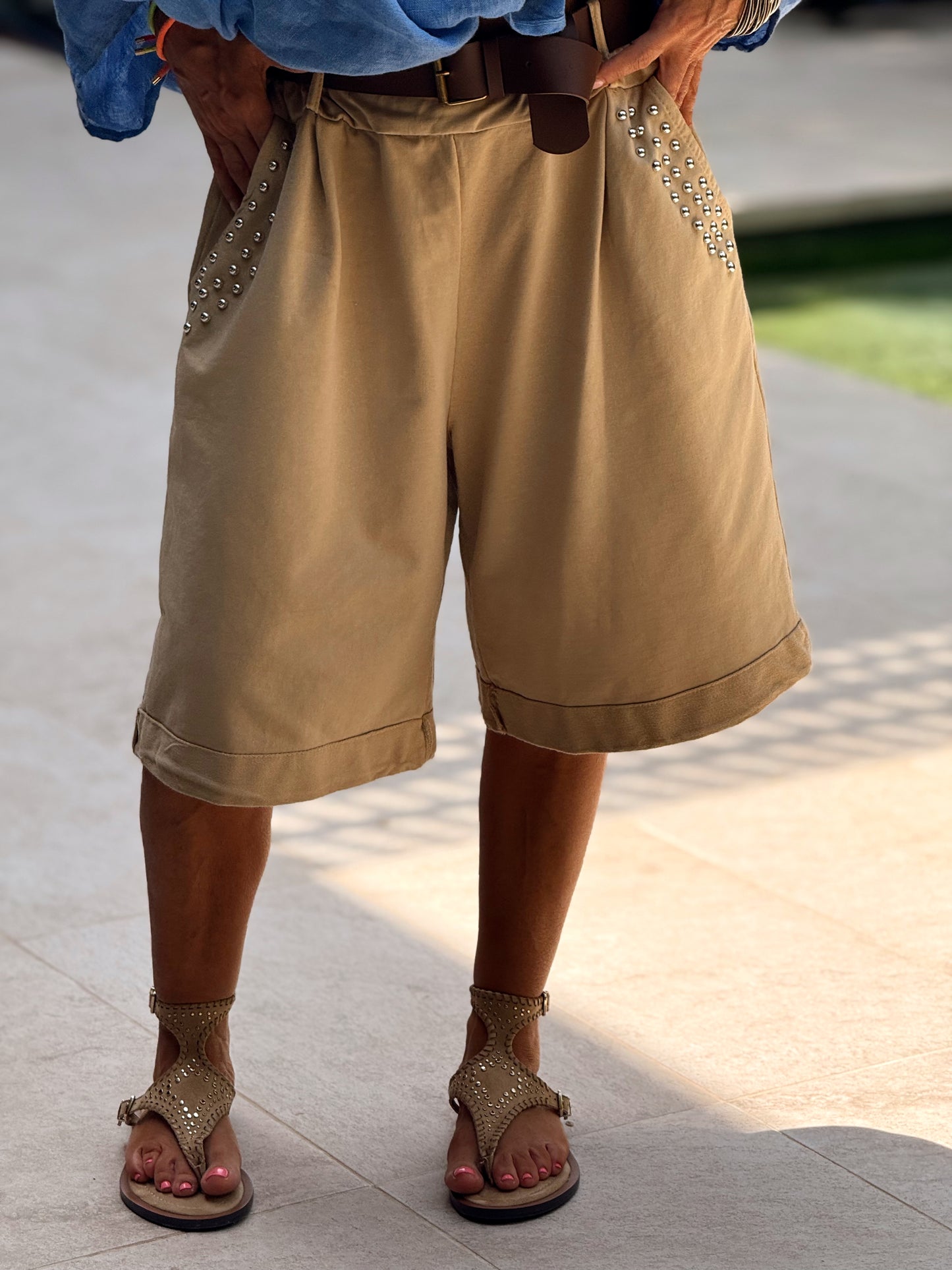 BERMUDA TACHAS CON CINTURÓN CAMEL